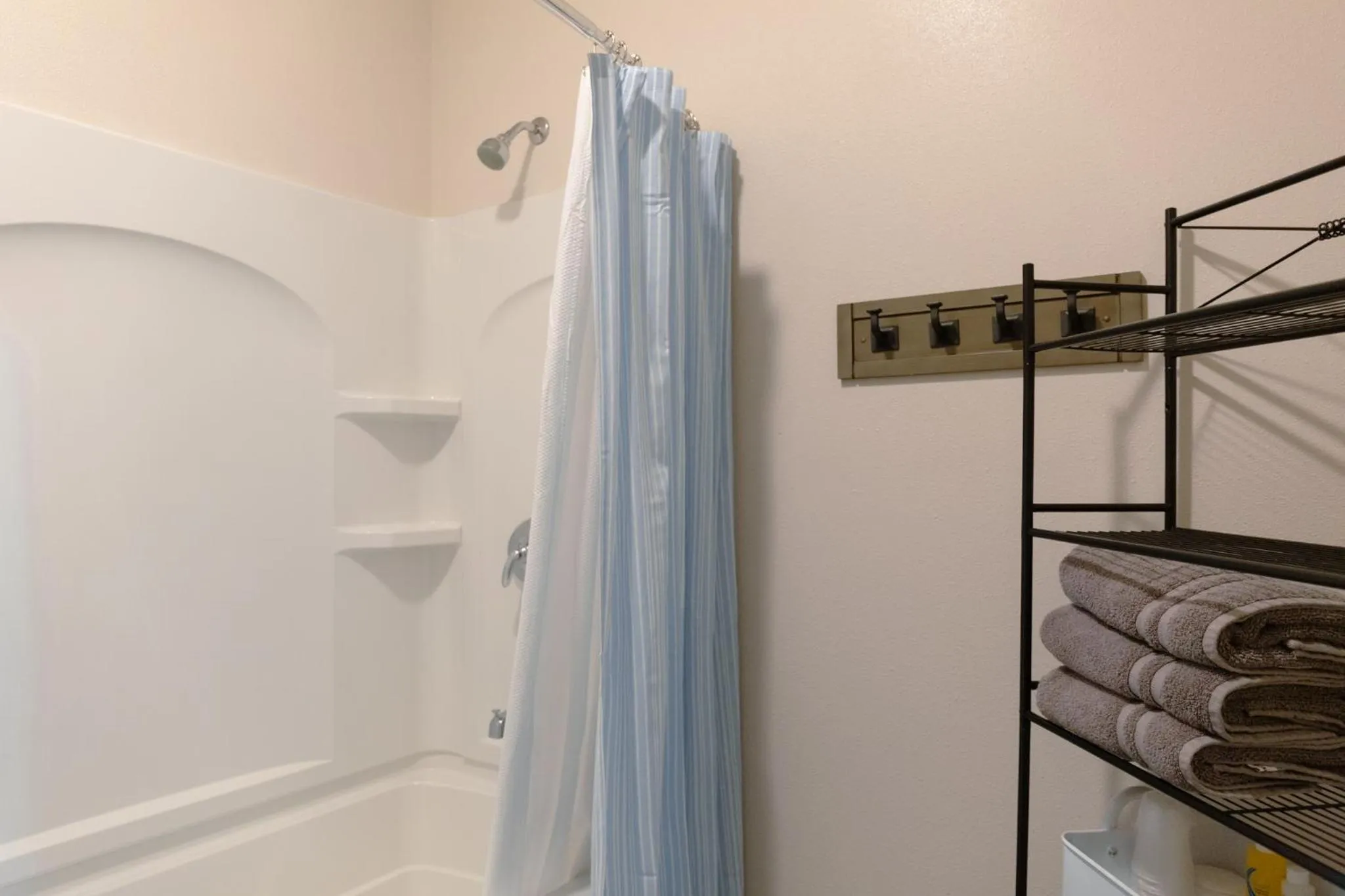 Shower in East Side Motel & Cabins