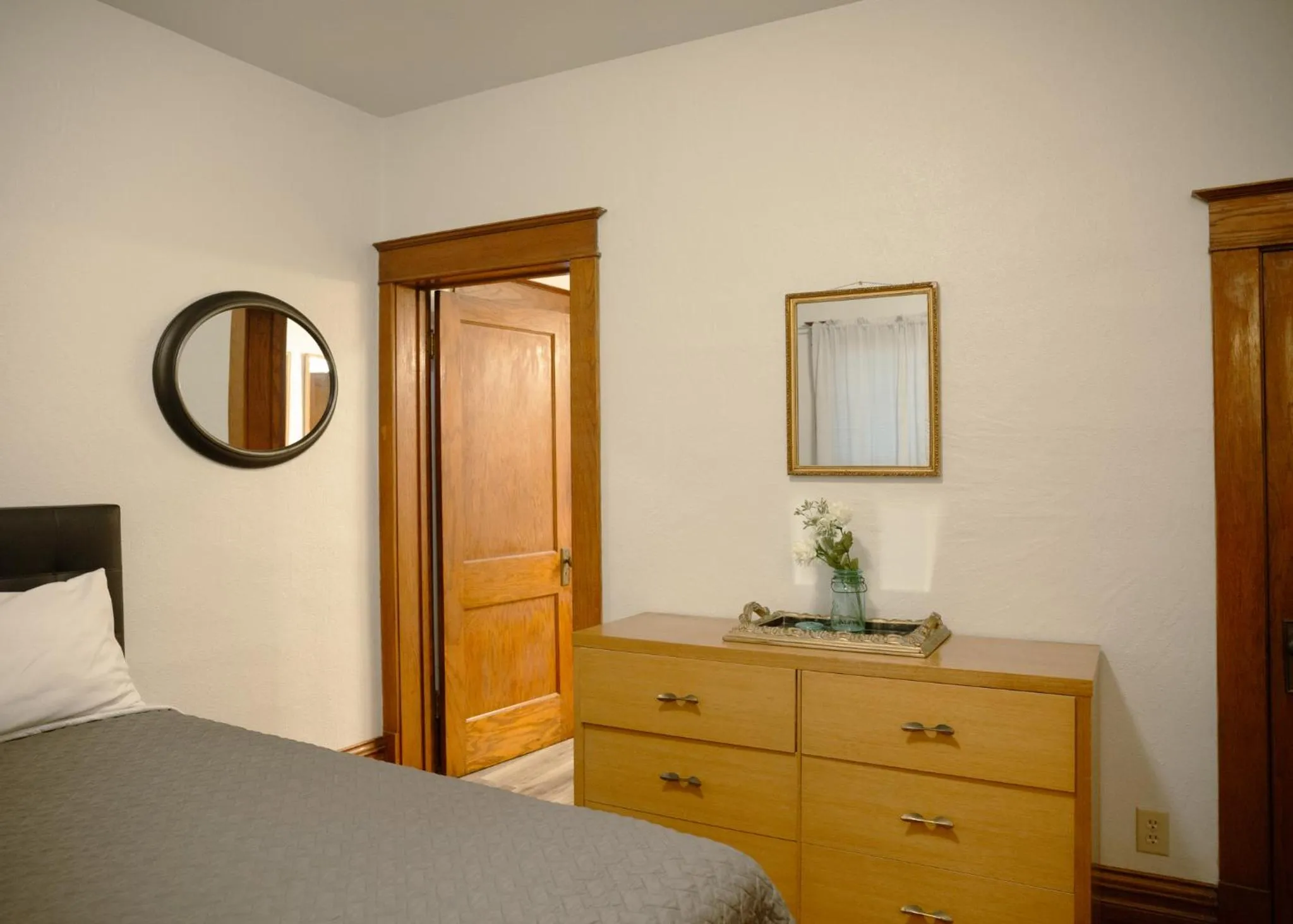 Bed in East Side Motel & Cabins