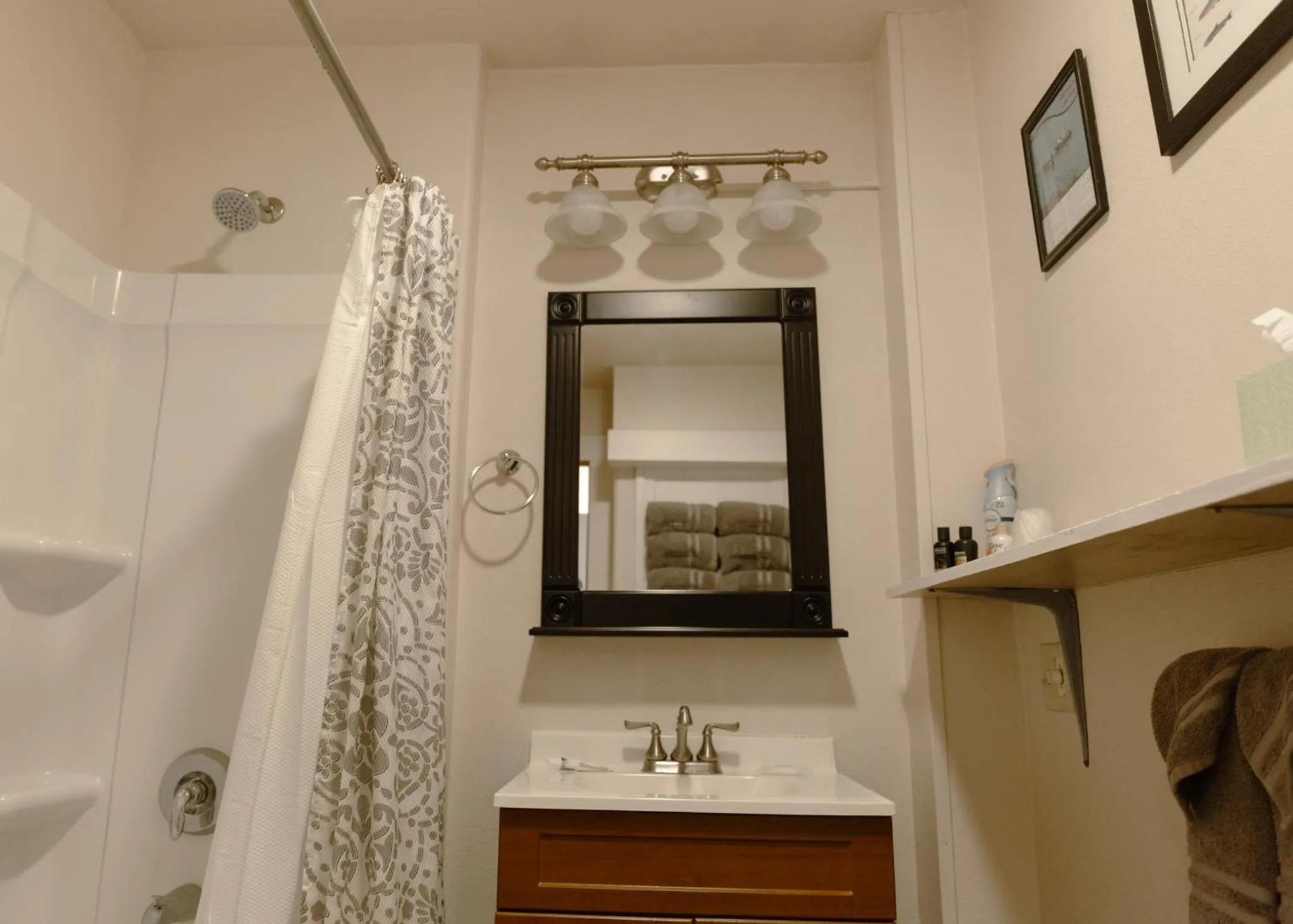 Shower in East Side Motel & Cabins