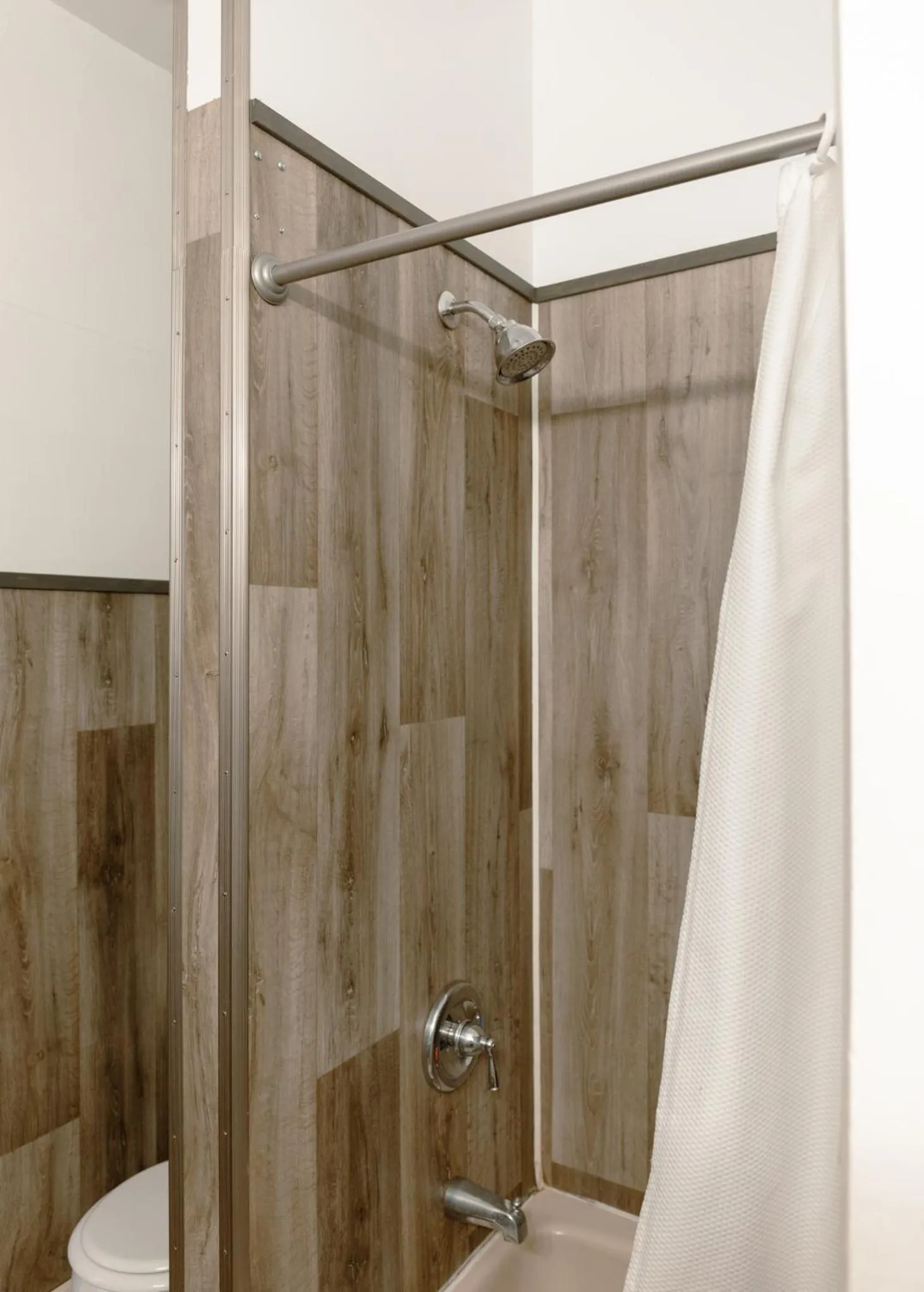 Shower in East Side Motel & Cabins