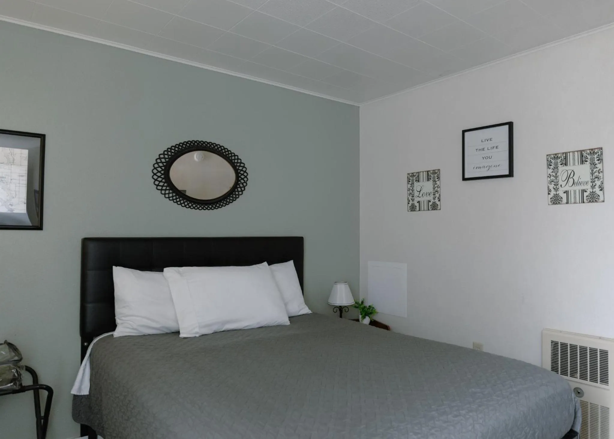 Bed in East Side Motel & Cabins