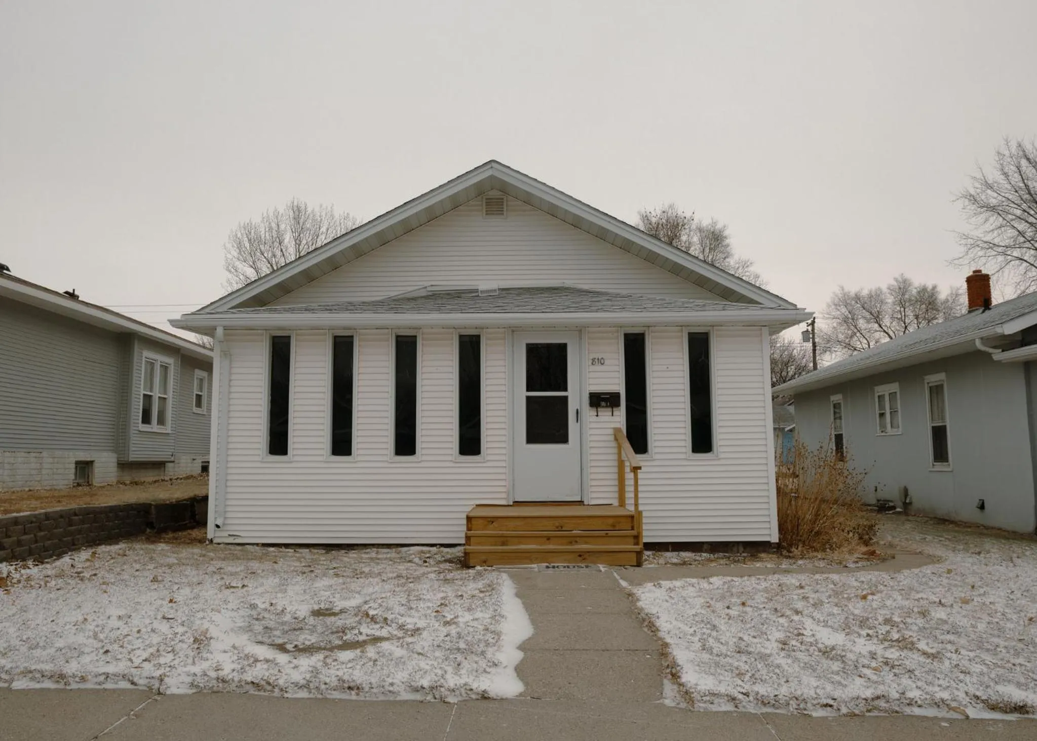 Property building in East Side Motel & Cabins