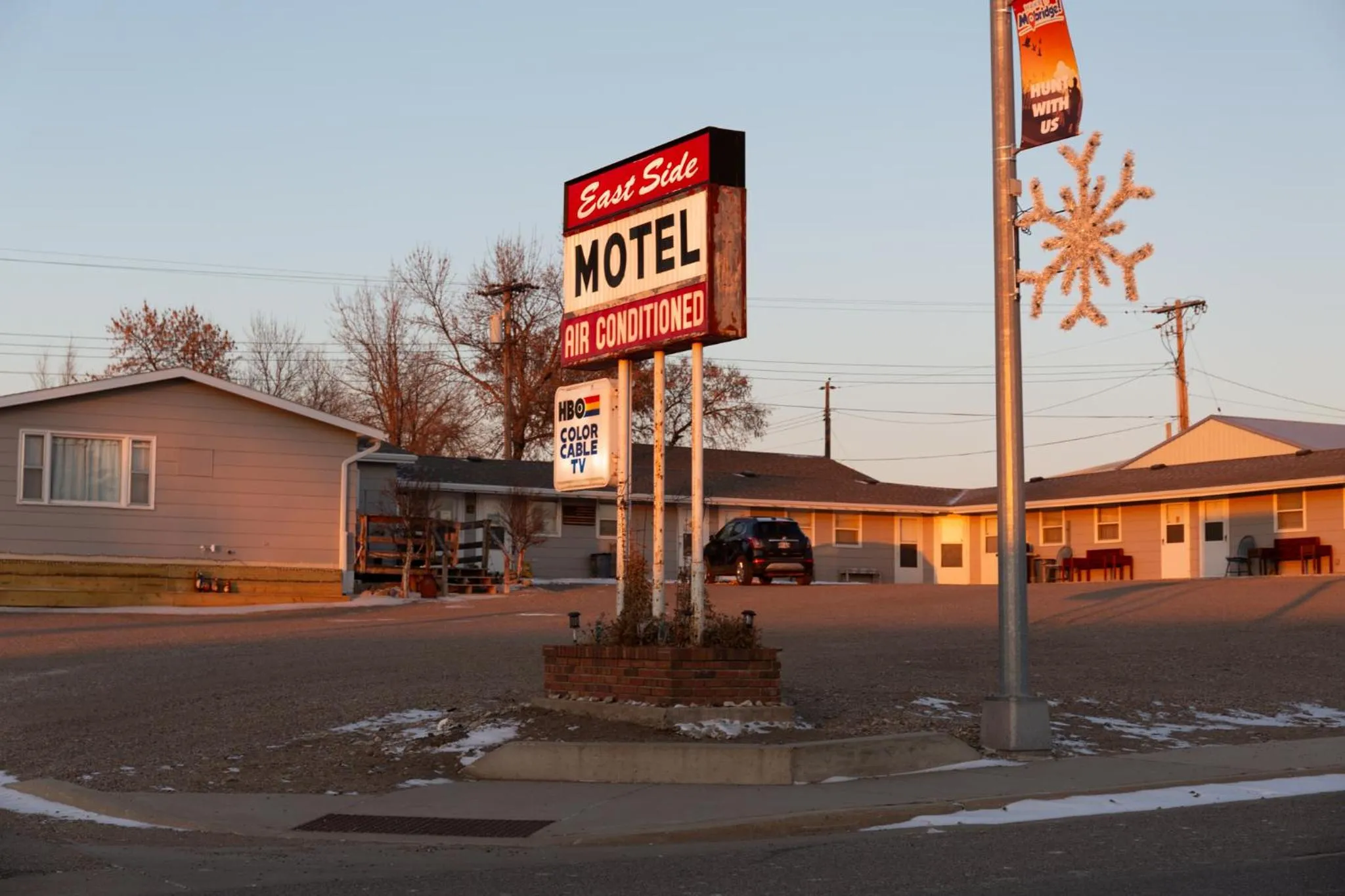 Property building in East Side Motel & Cabins