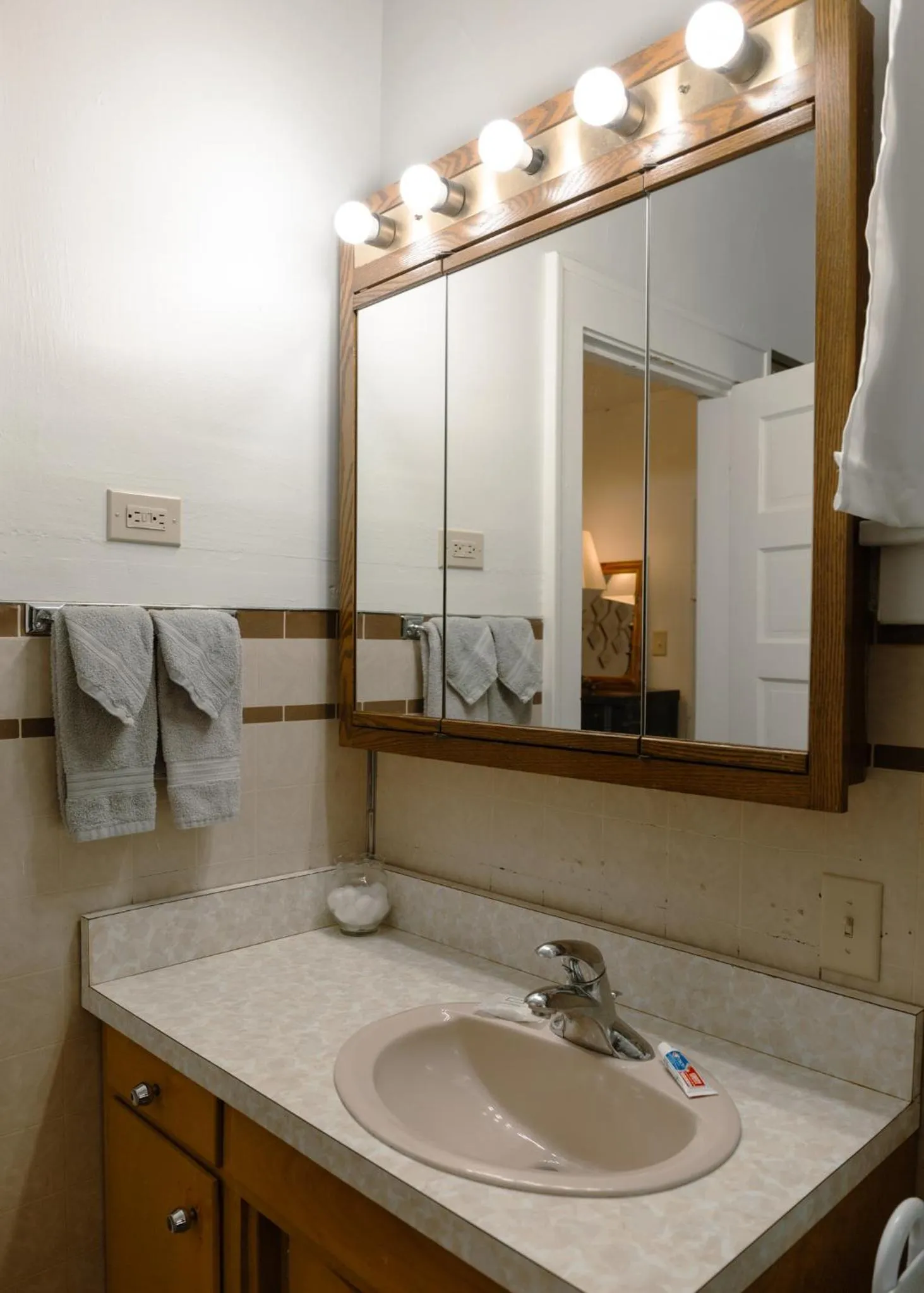 Bathroom in East Side Motel & Cabins