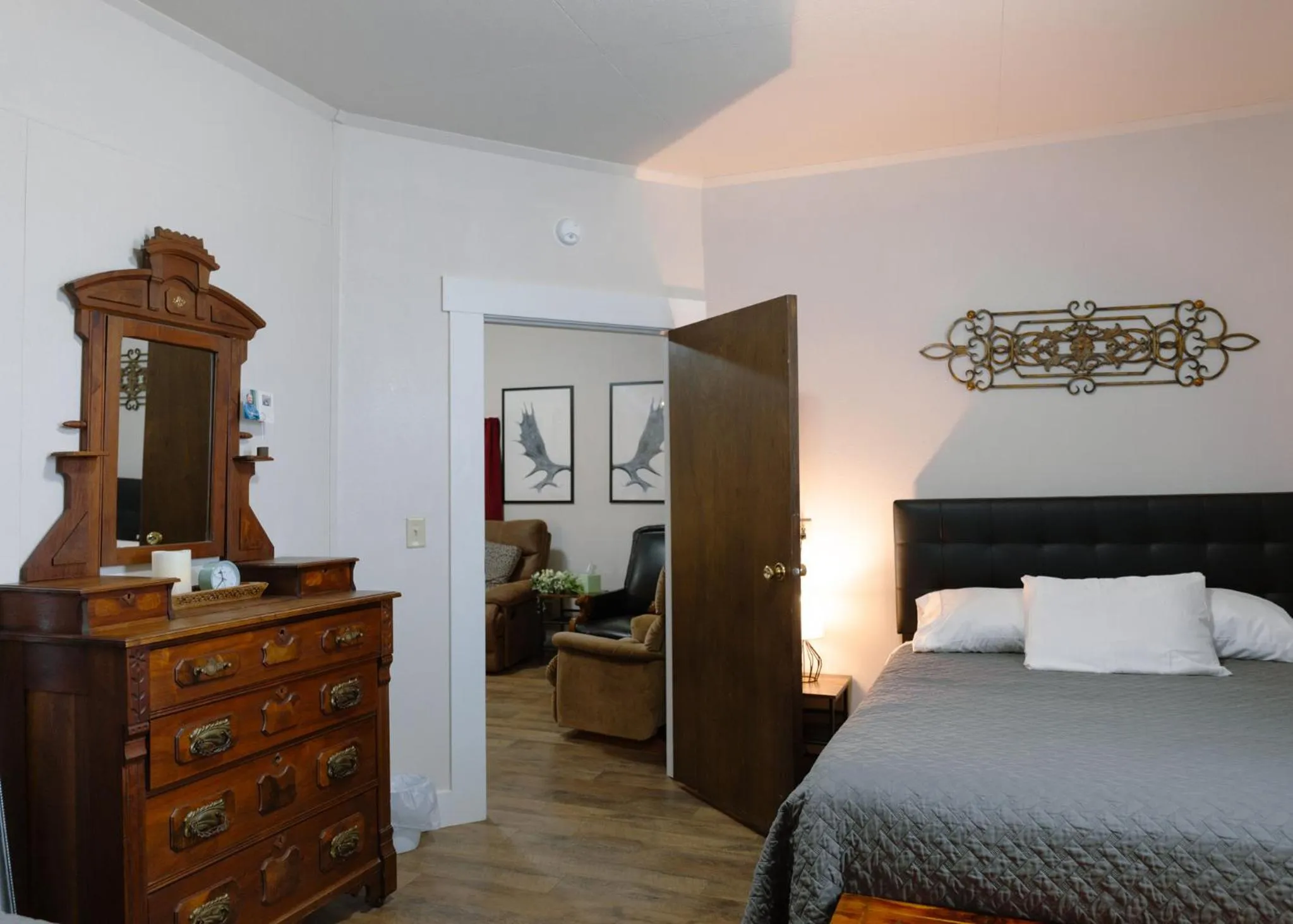 Bed in East Side Motel & Cabins