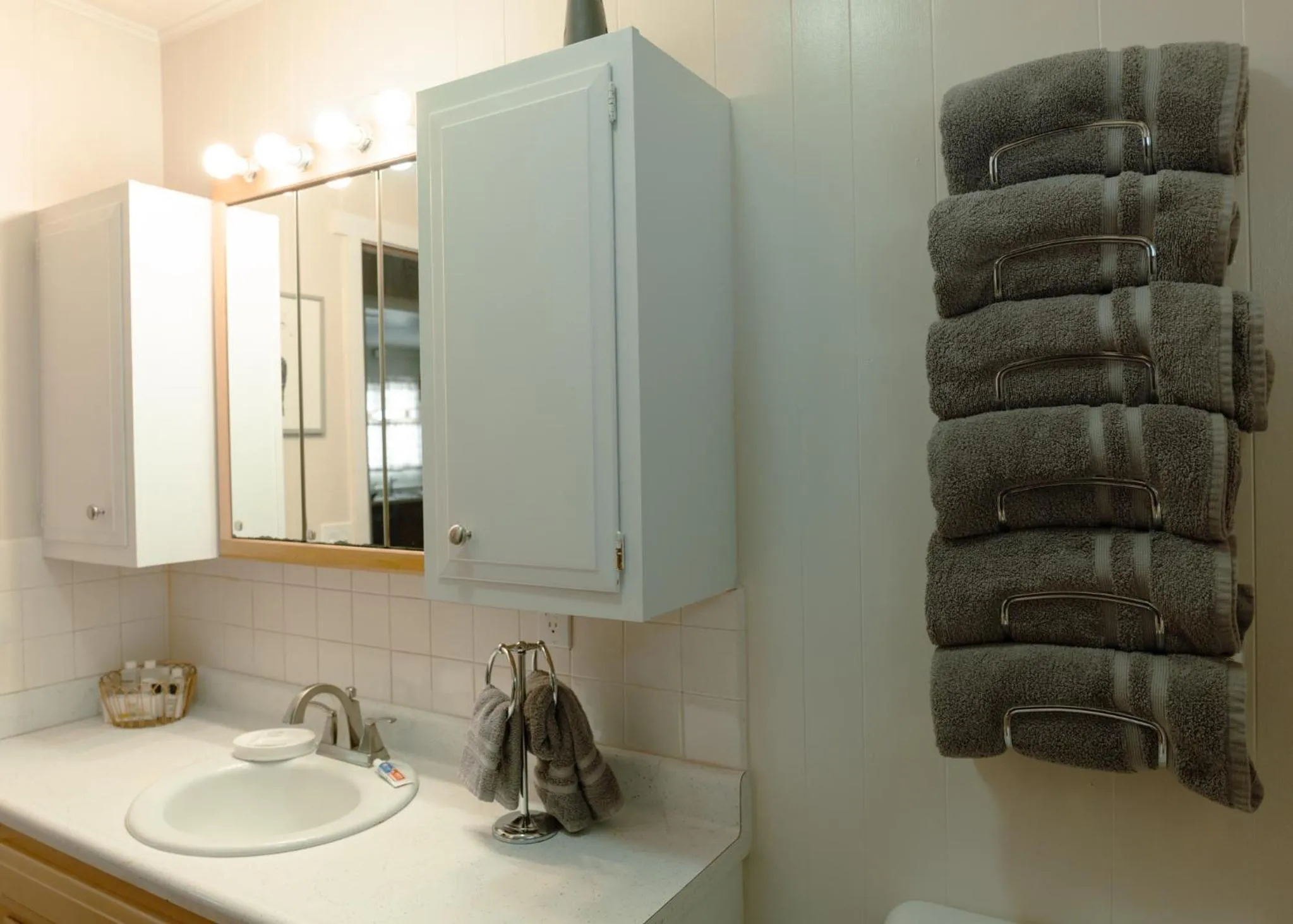 Bathroom in East Side Motel & Cabins