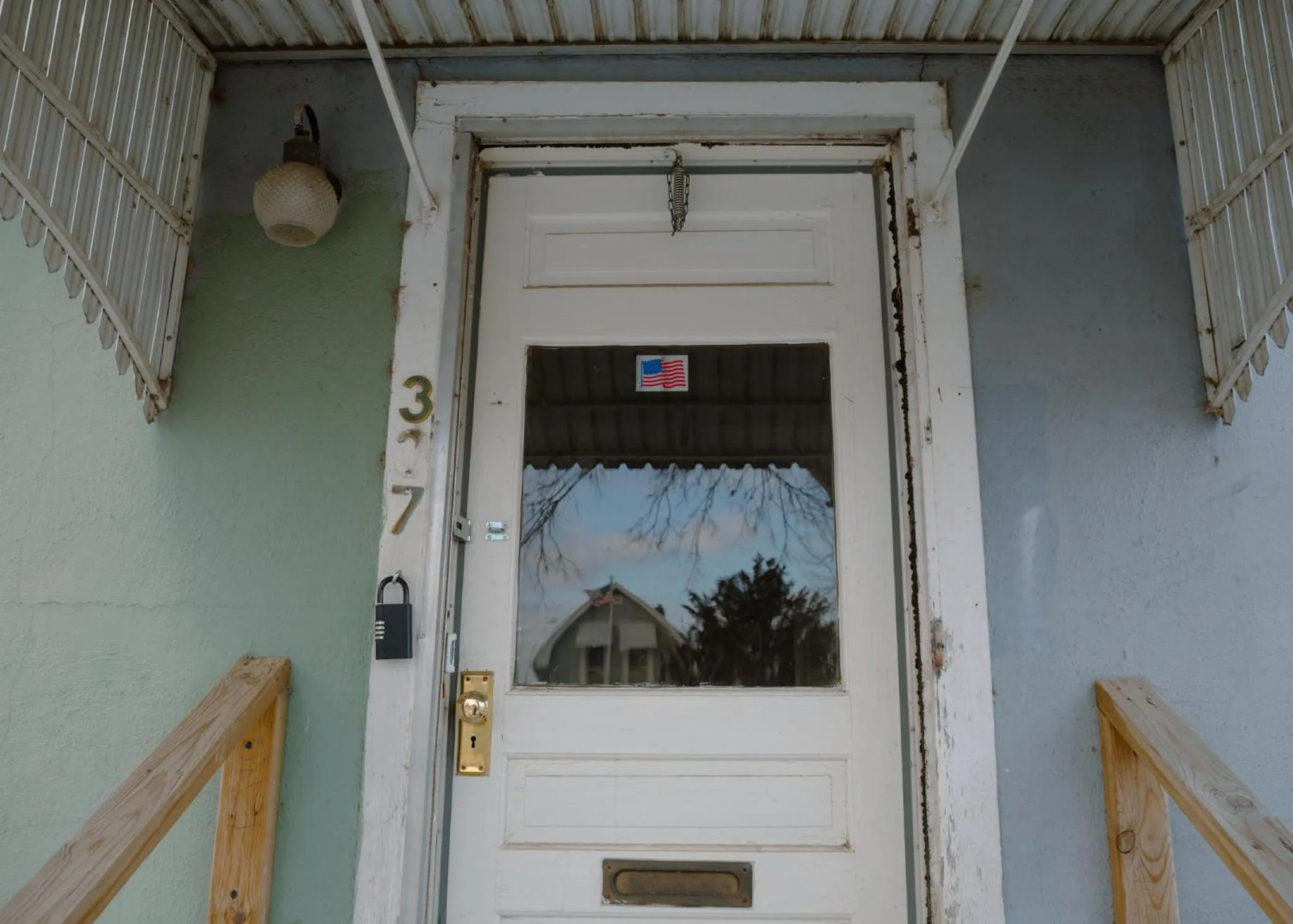 Property building in East Side Motel & Cabins