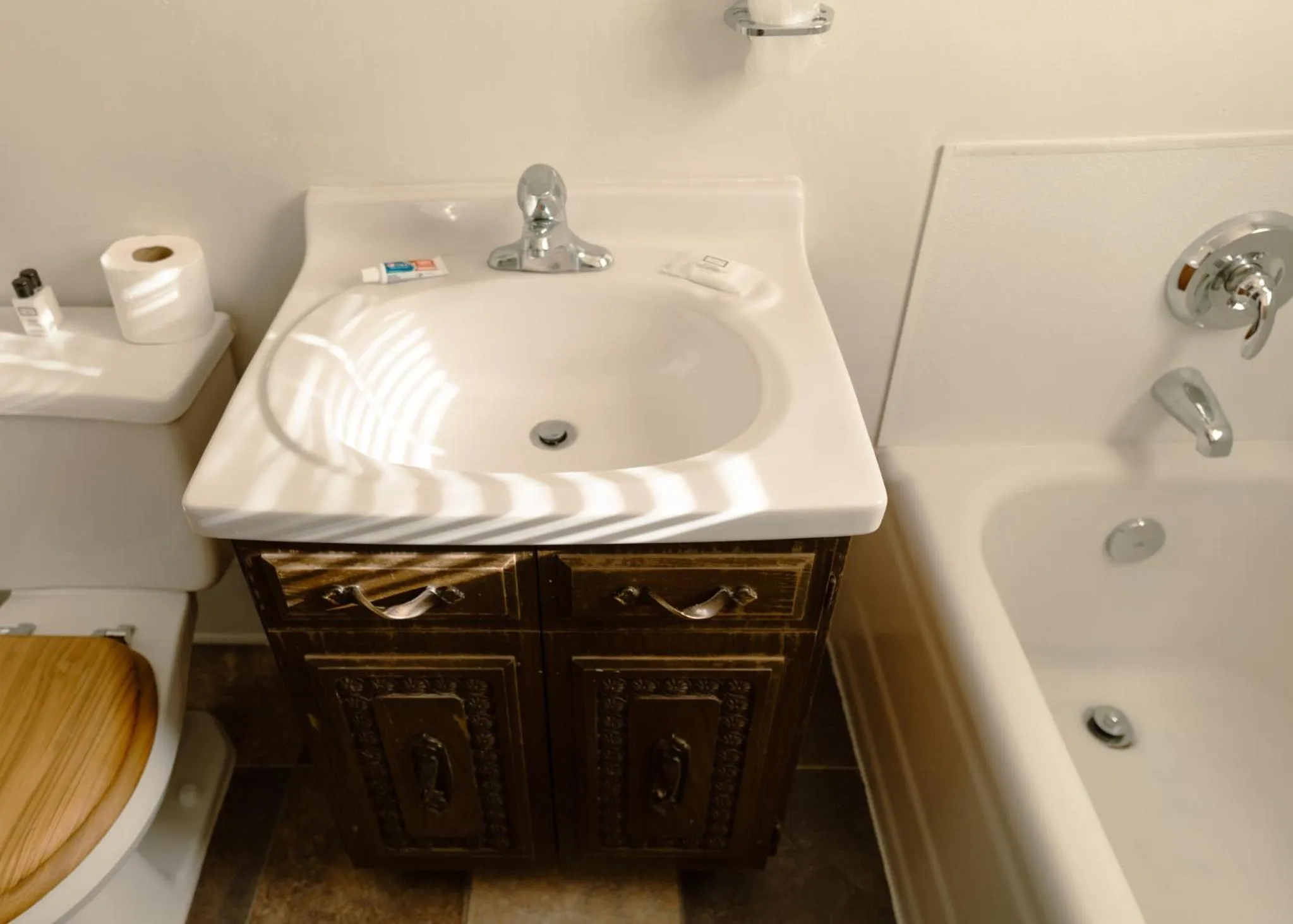 Bathroom in East Side Motel & Cabins