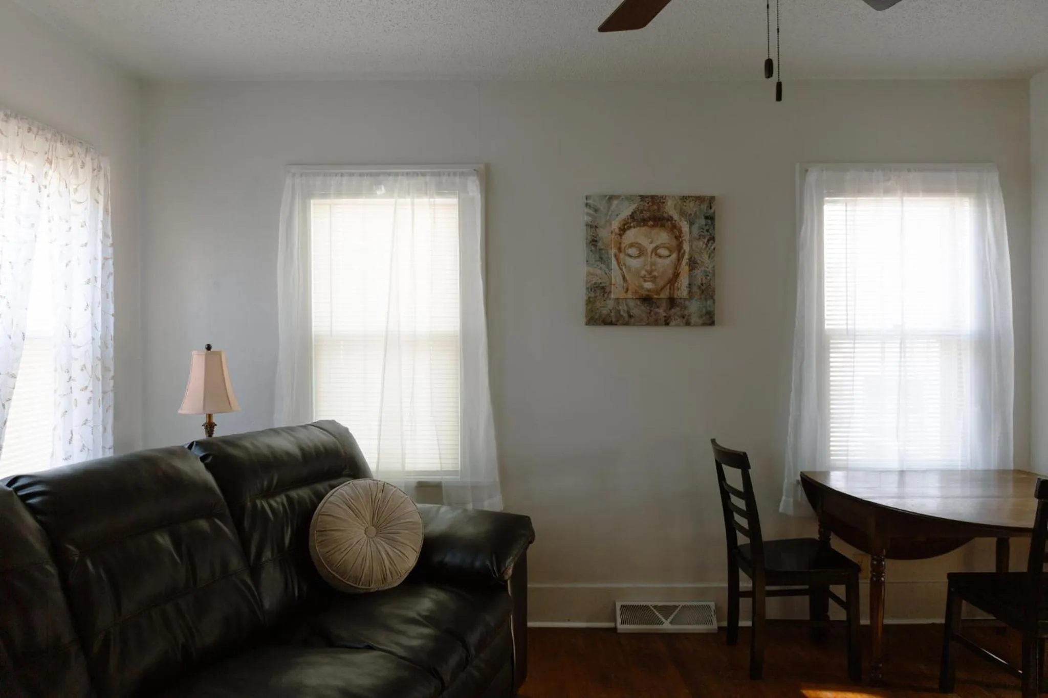 Living room in East Side Motel & Cabins