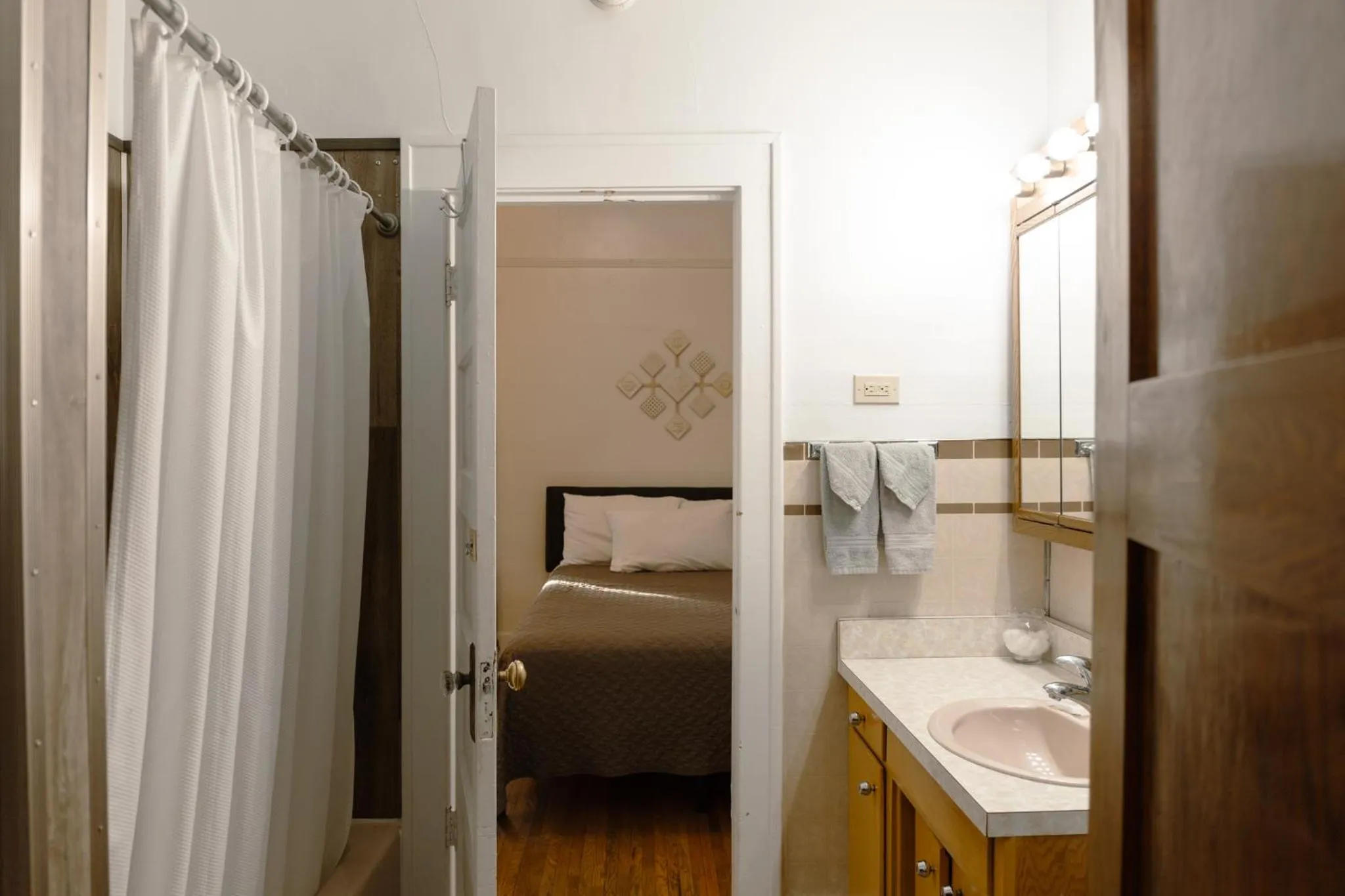 Shower, Bed in East Side Motel & Cabins