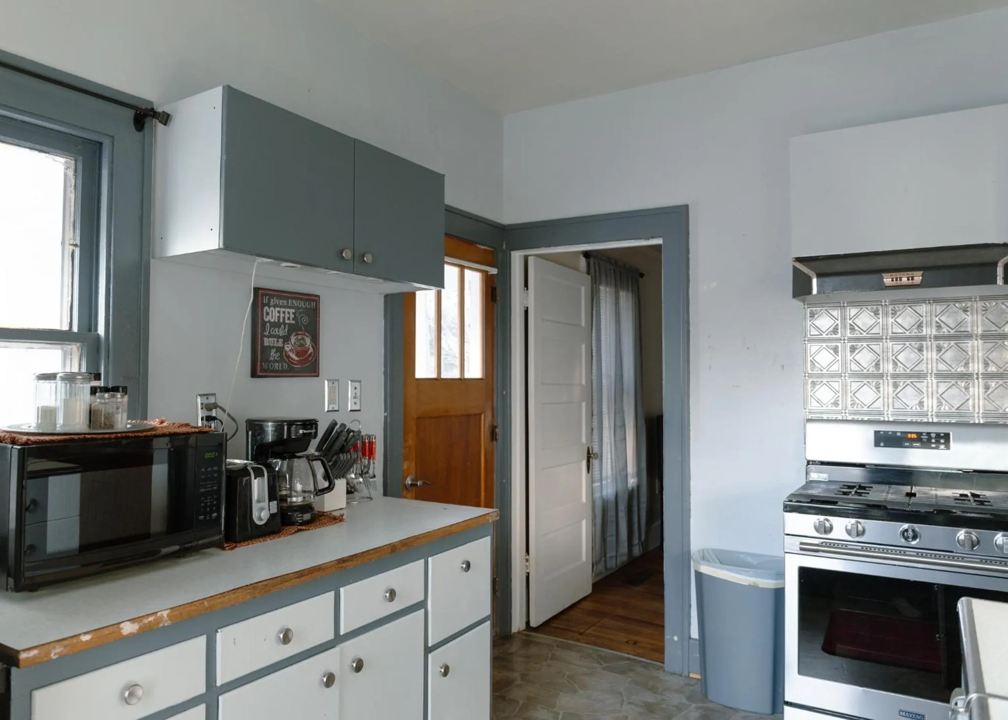 Coffee/tea facilities in East Side Motel & Cabins