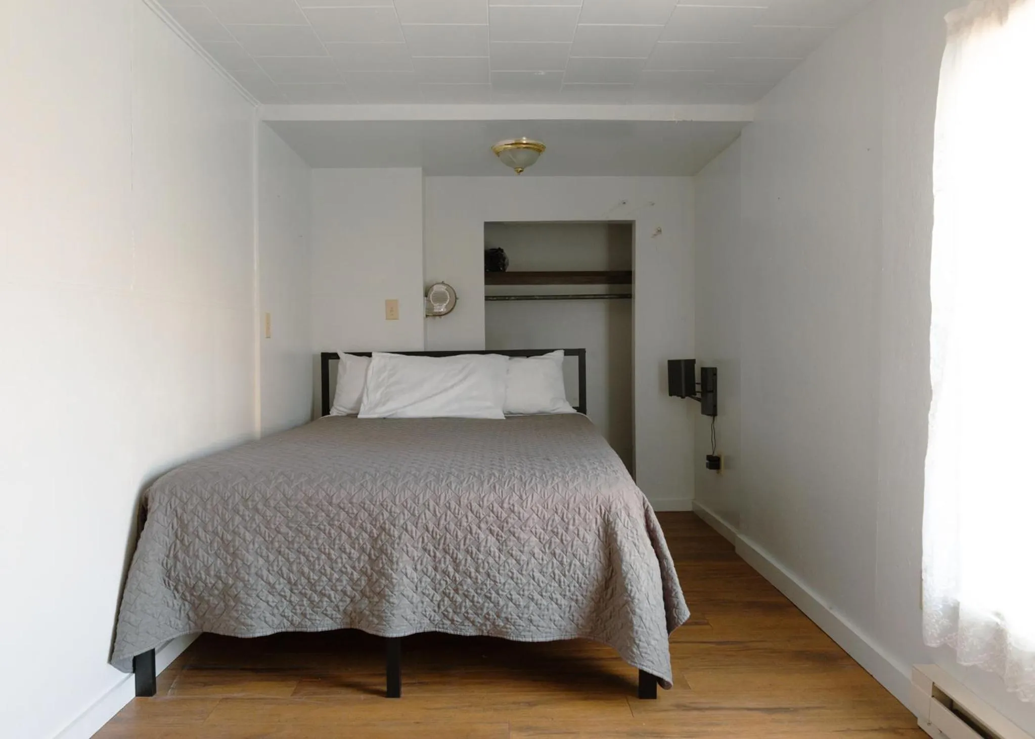 Bed in East Side Motel & Cabins