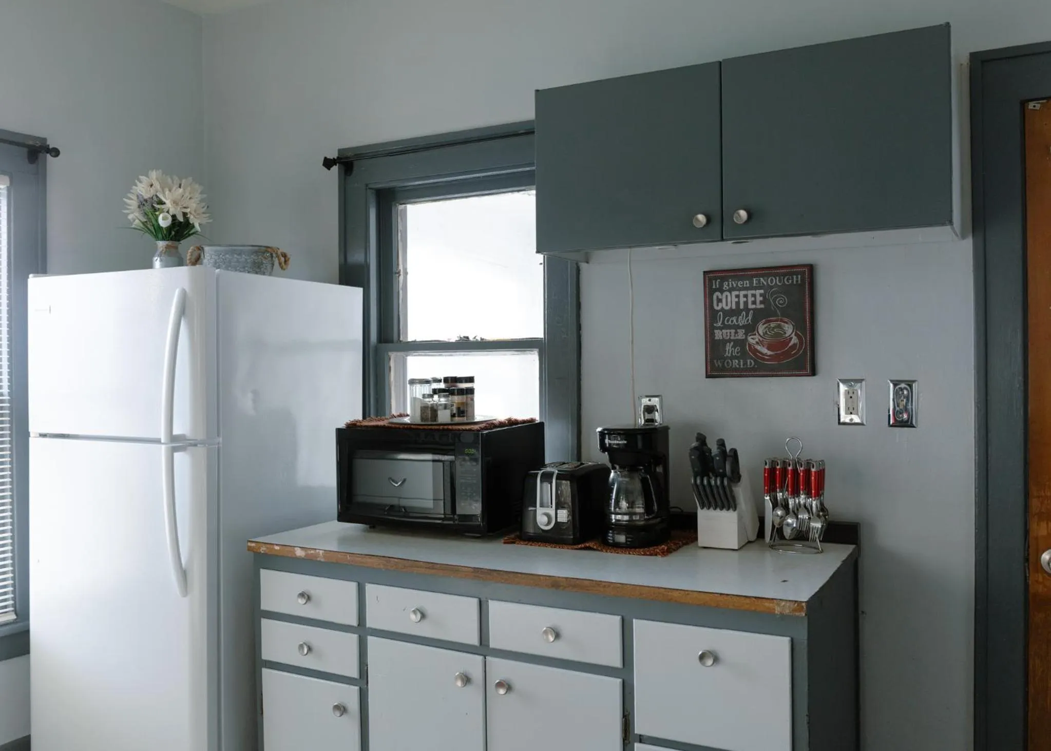 Coffee/tea facilities in East Side Motel & Cabins