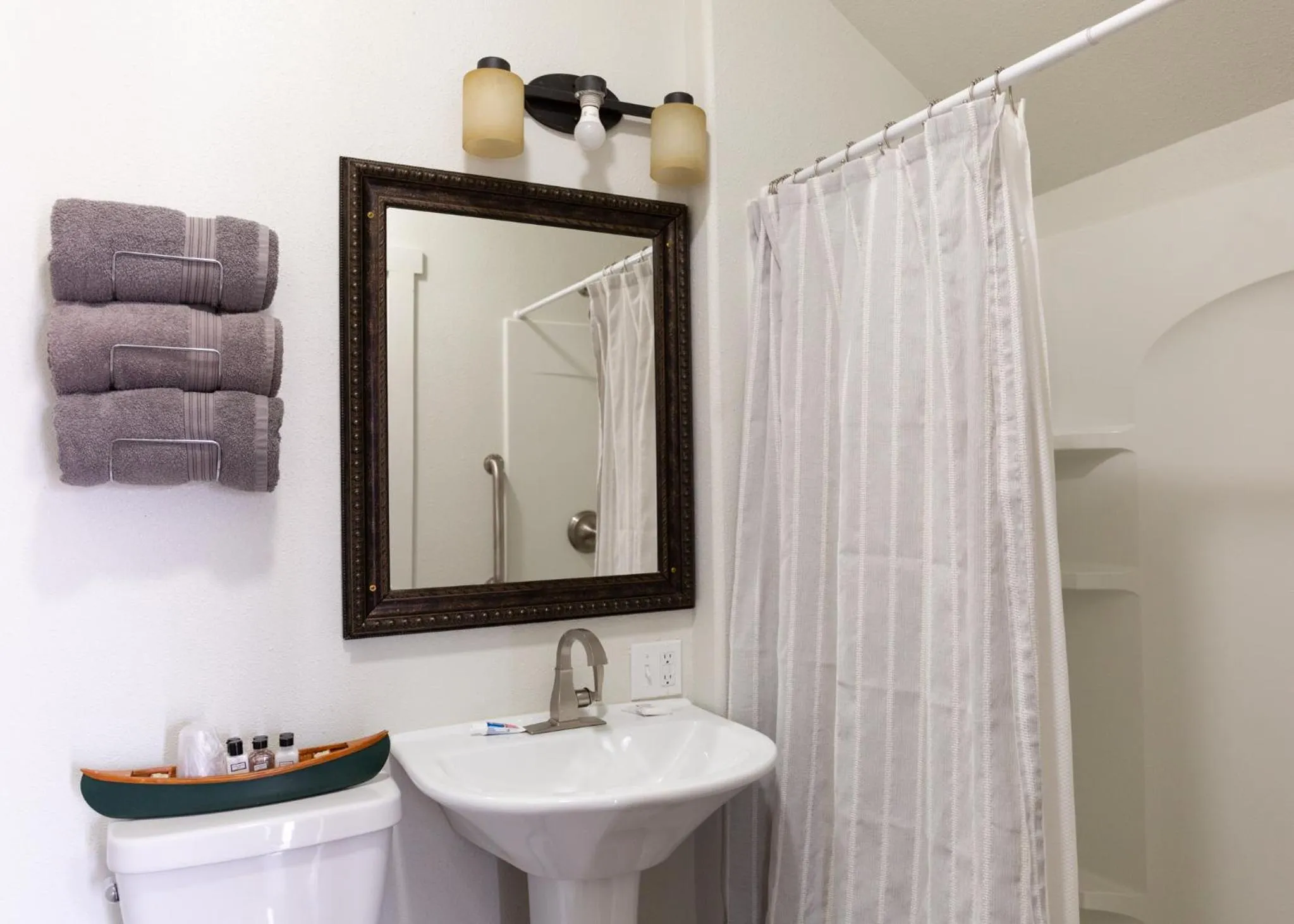 Shower in East Side Motel & Cabins