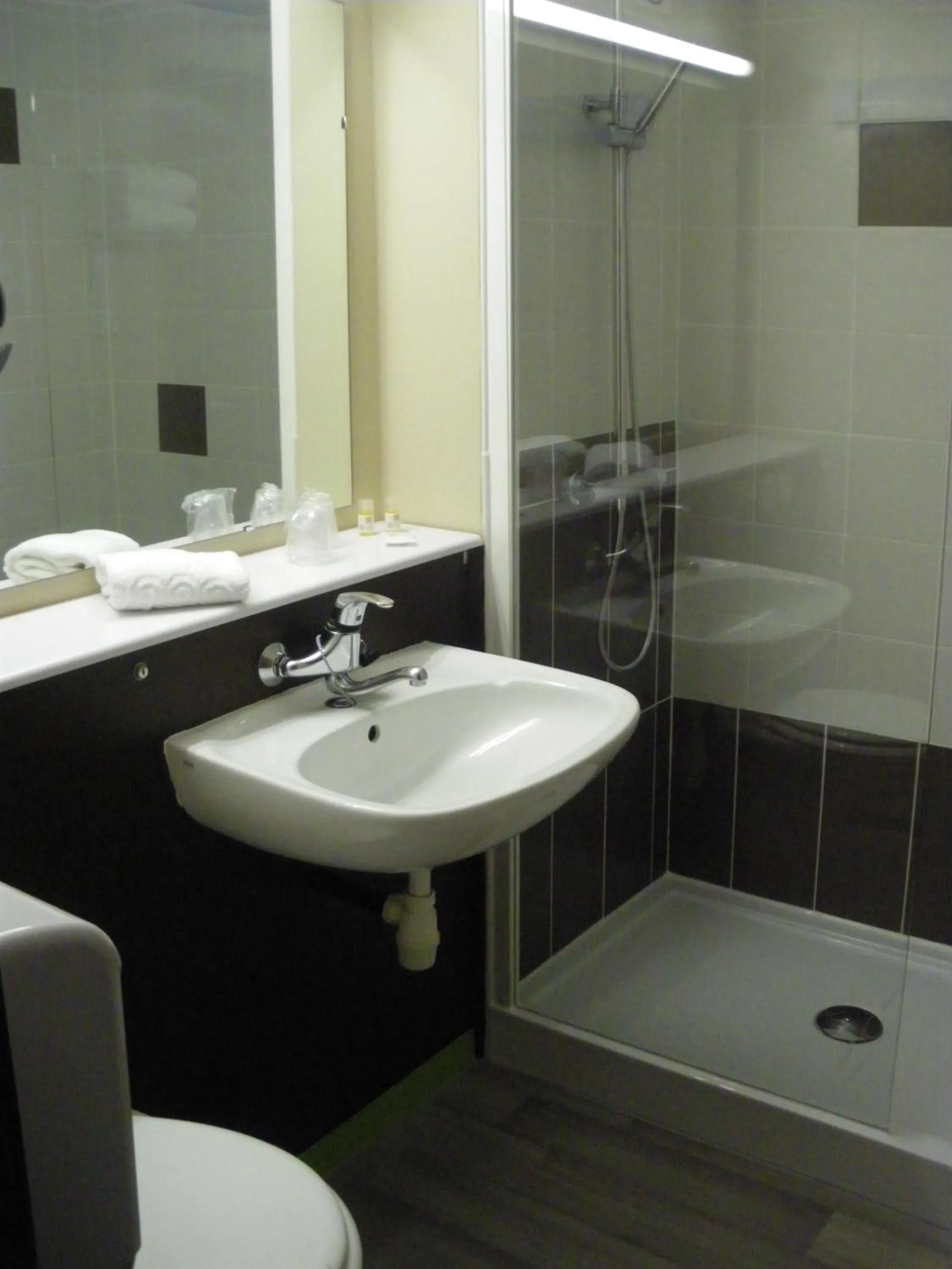 Shower in Initial by balladins Dieppe