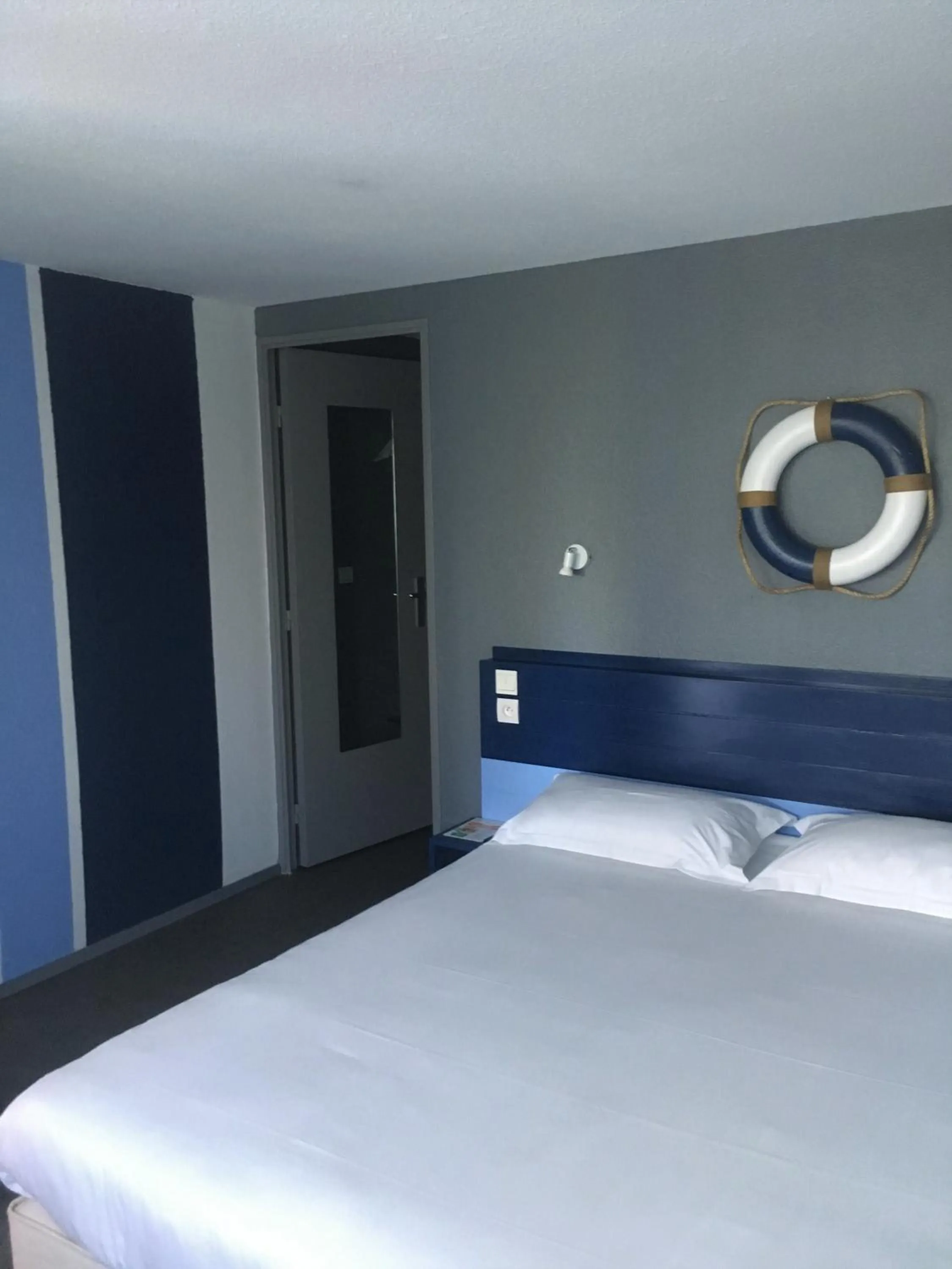 Photo of the whole room, Bed in Initial by balladins Dieppe