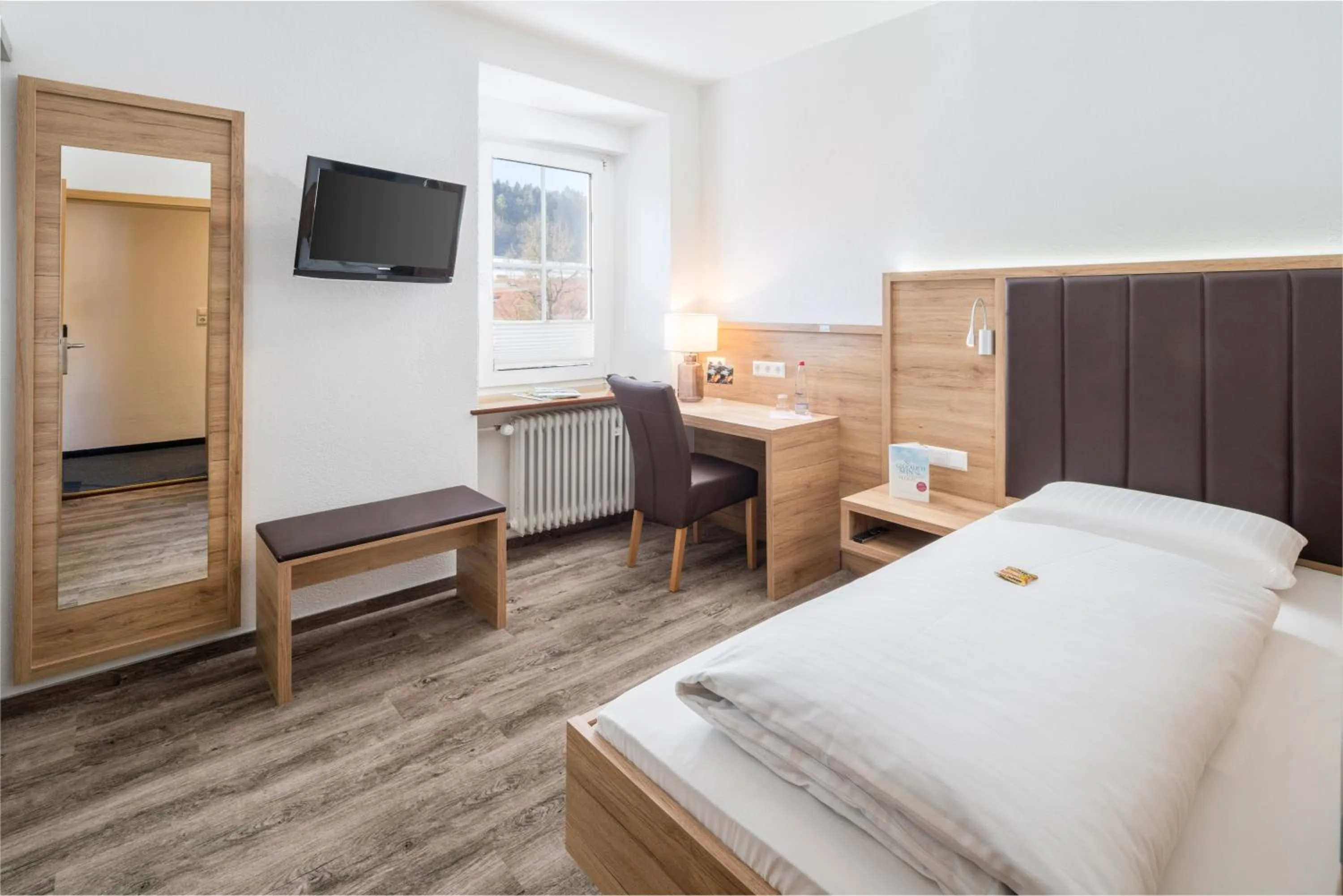 Bed in Flair Hotel Gasthof zum Hirsch