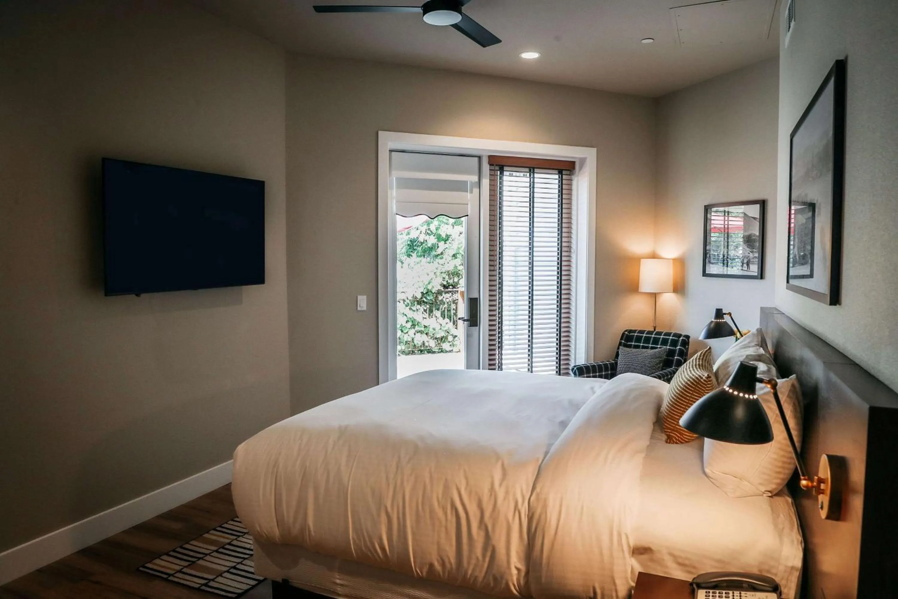 Bedroom, Bed in Gateway Hotel, Trademark Collection by Wyndham