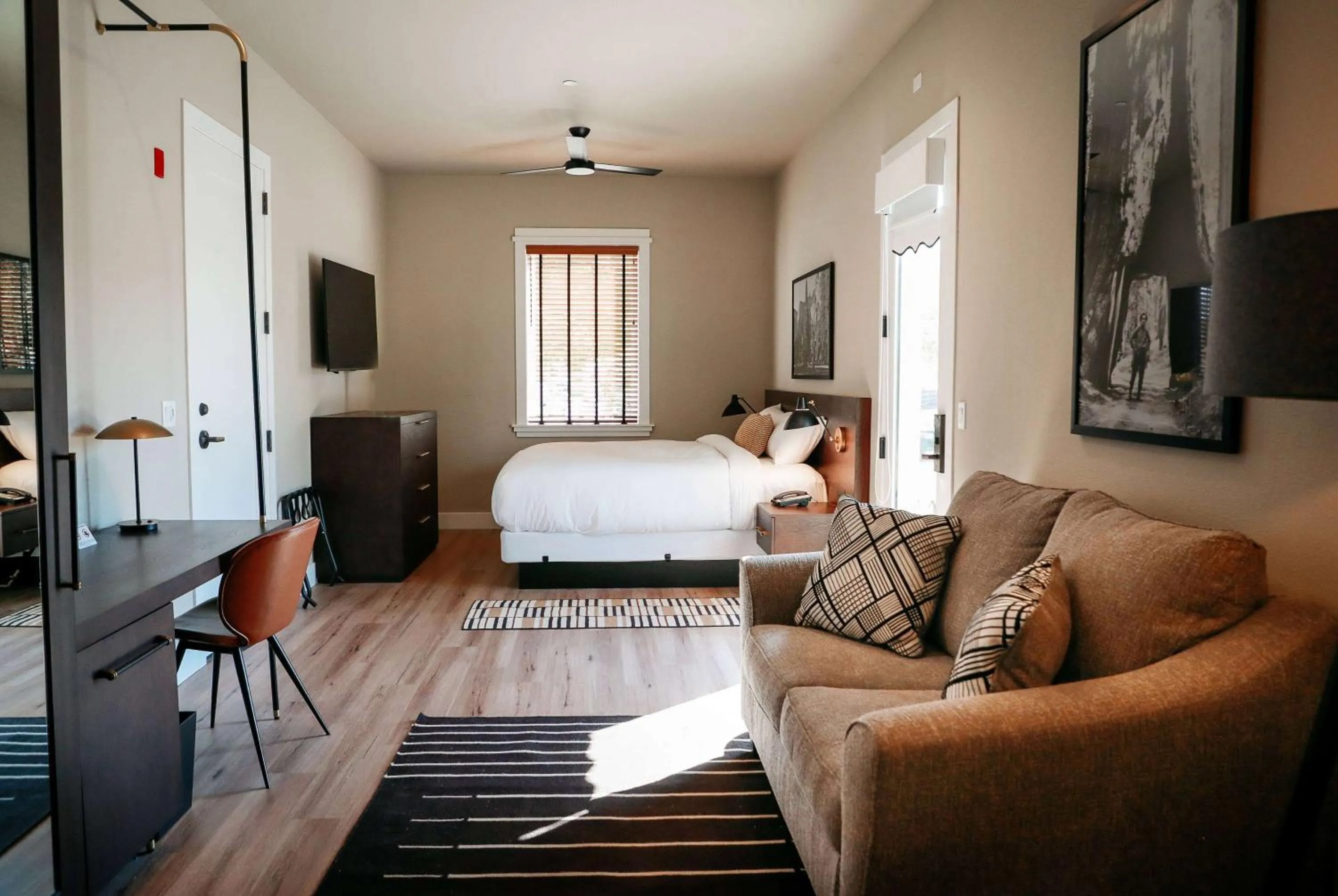 Photo of the whole room, Bed in Gateway Hotel, Trademark Collection by Wyndham