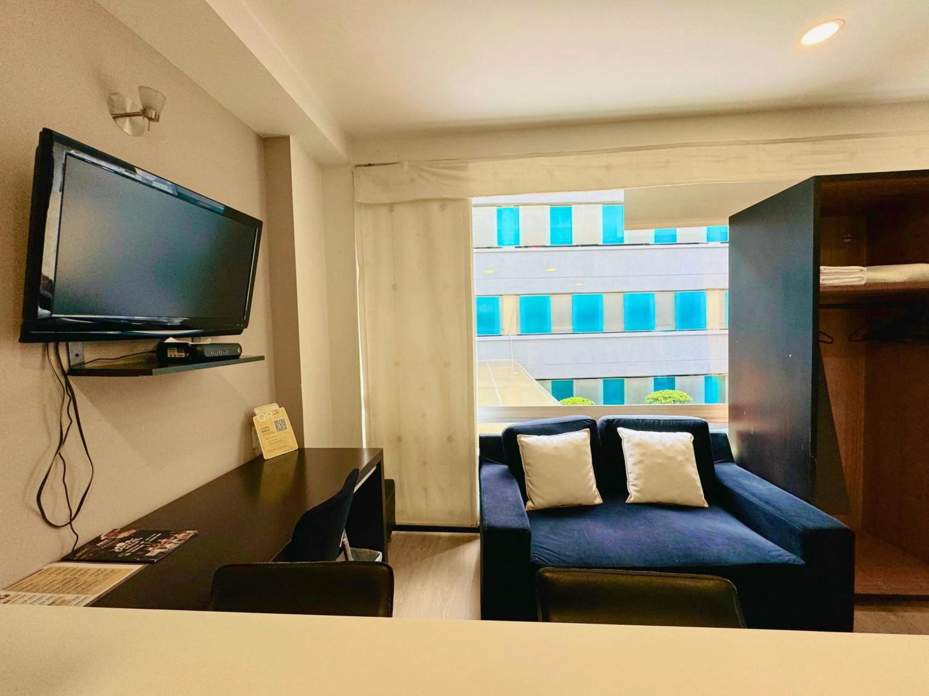 TV and multimedia in Aparta Suite Continental Bogotá