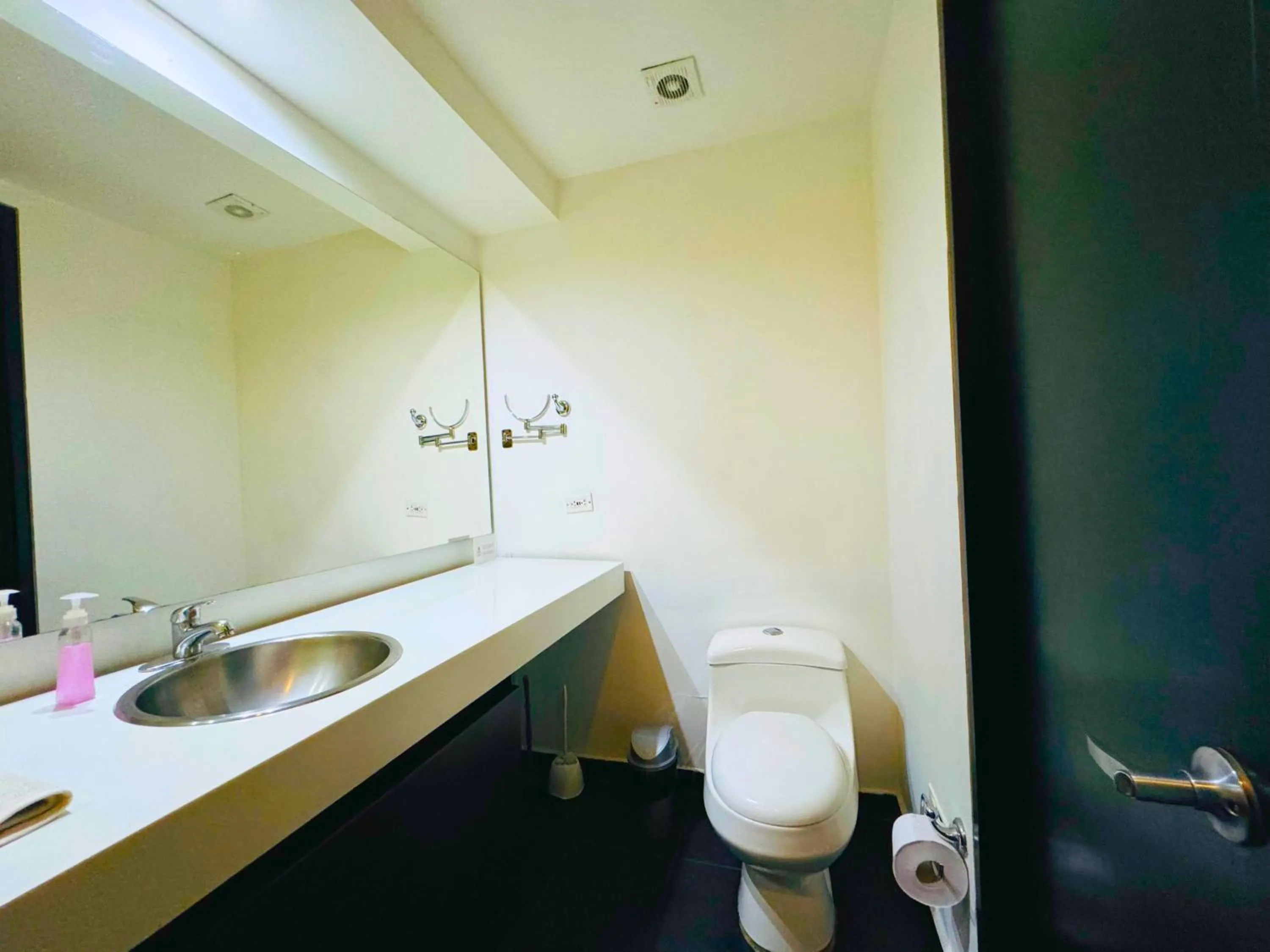 Toilet in Aparta Suite Continental Bogotá