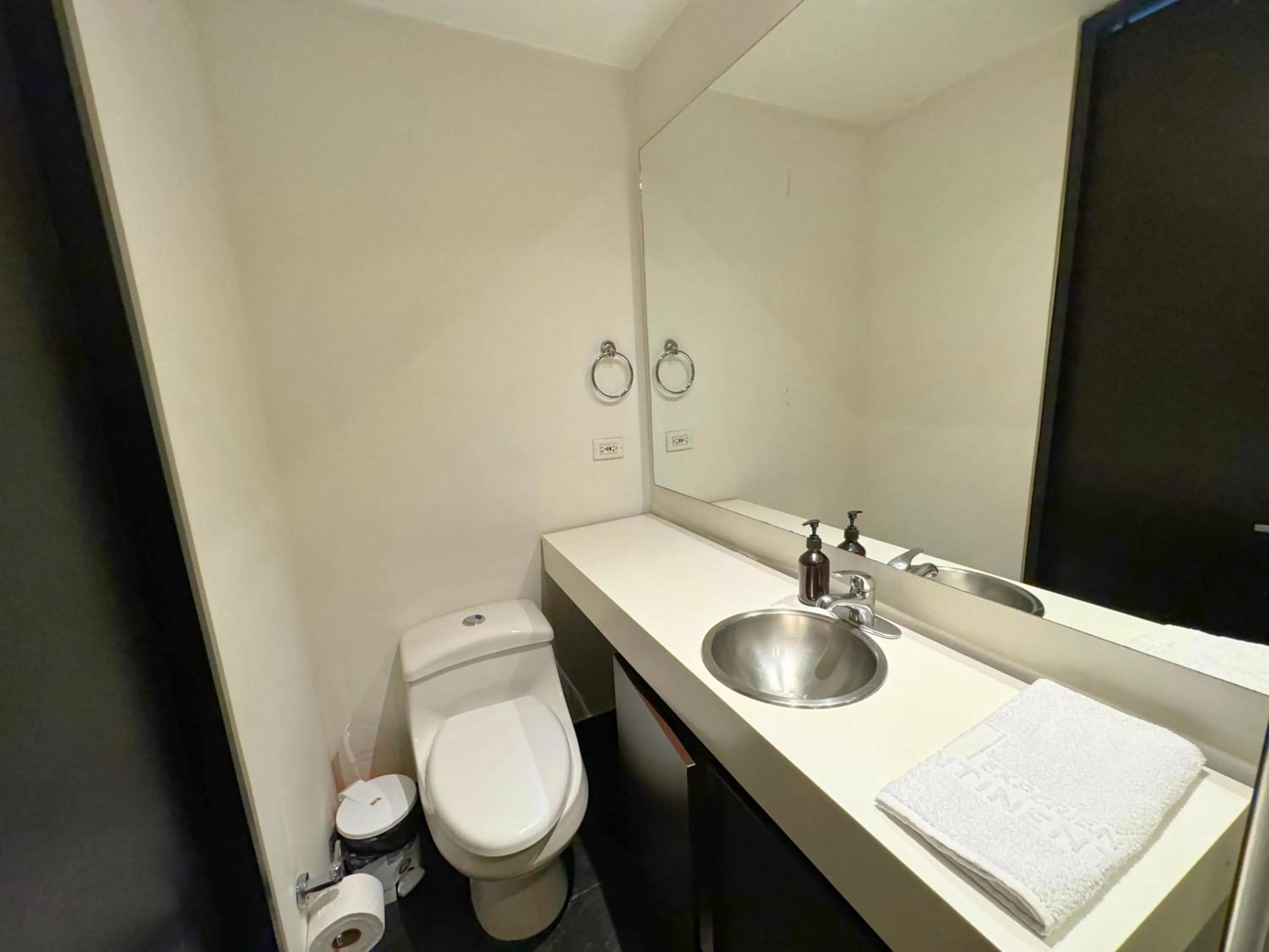 Toilet in Aparta Suite Continental Bogotá