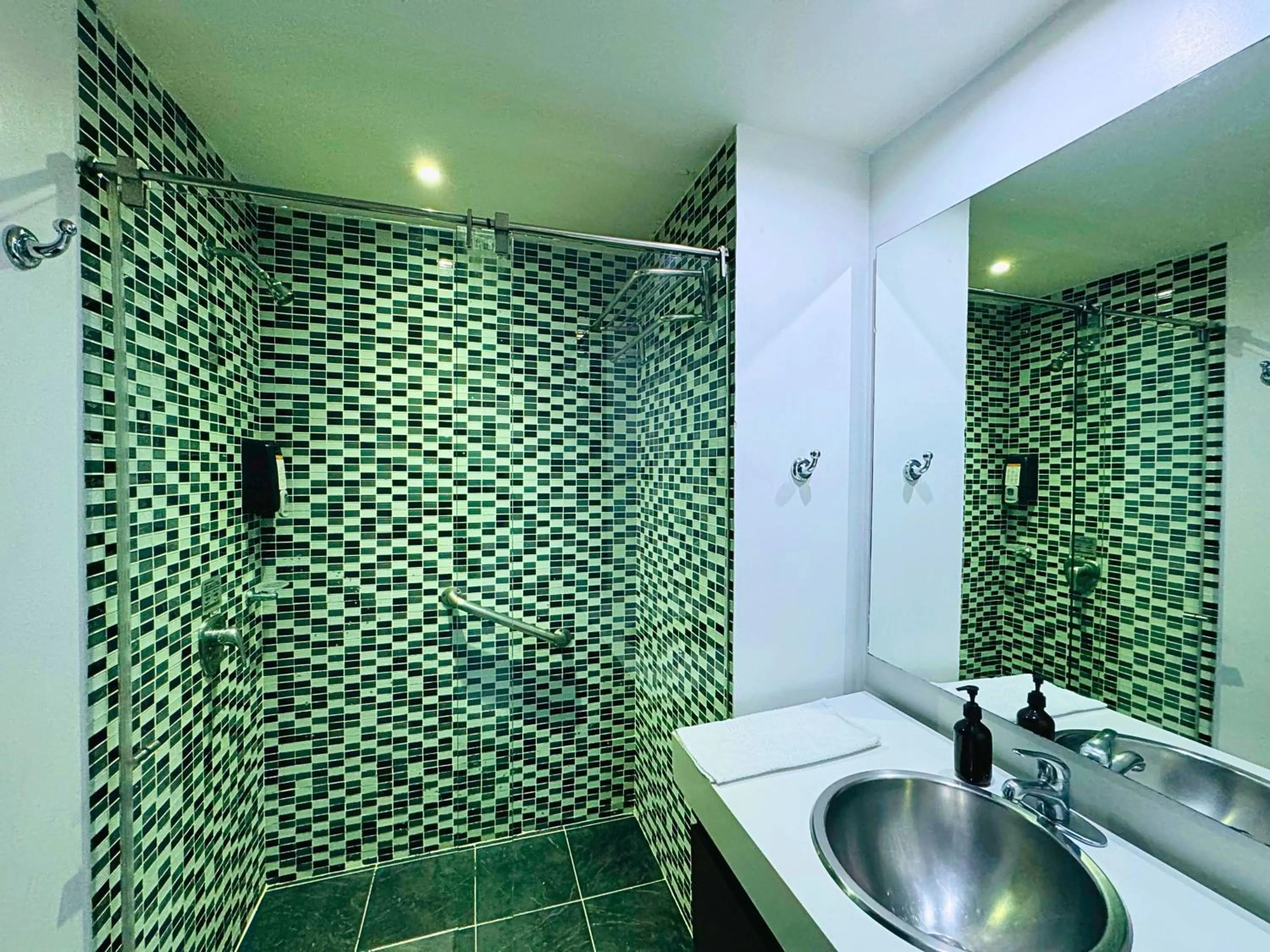 Shower in Aparta Suite Continental Bogotá