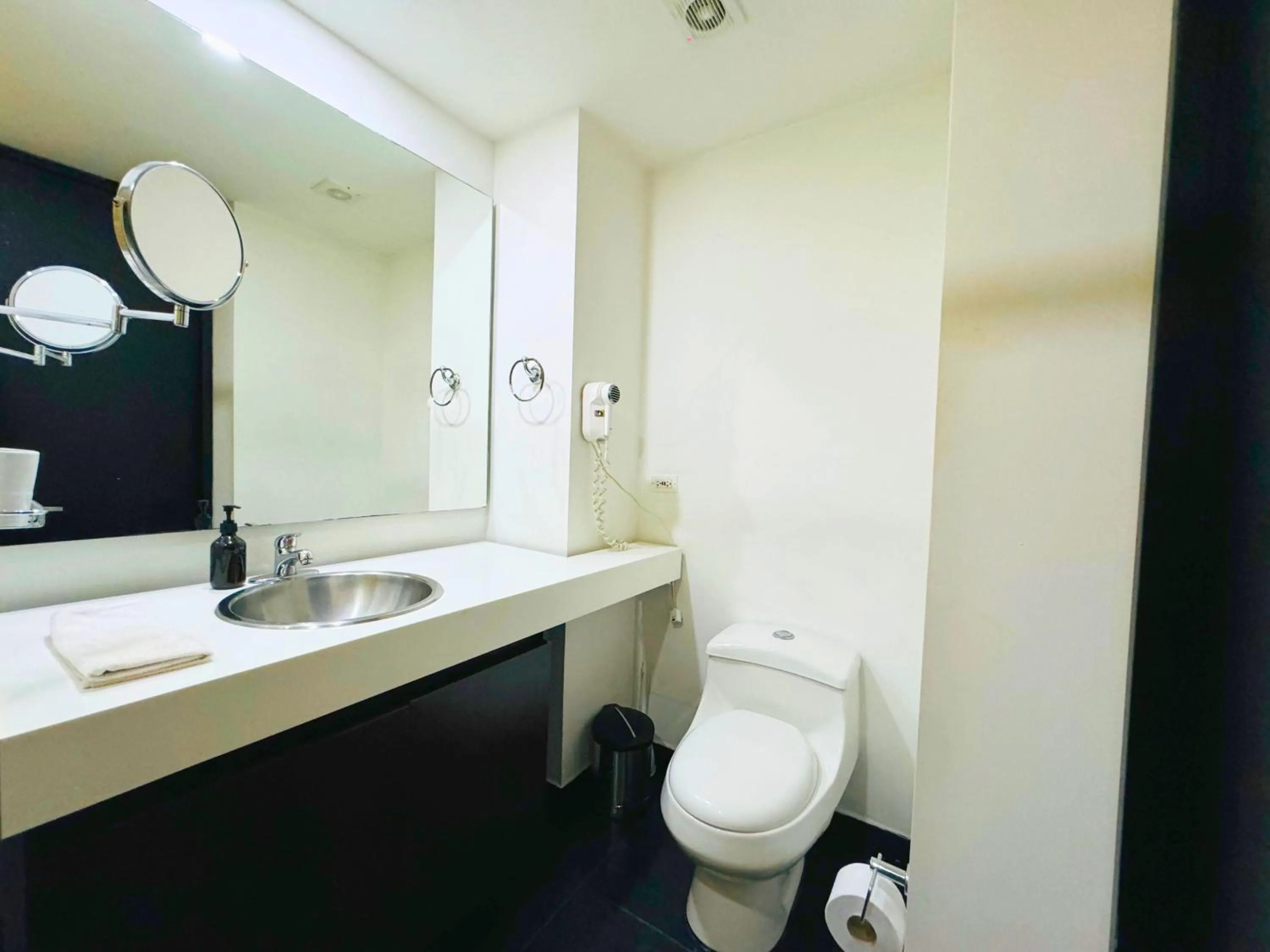 Shower in Aparta Suite Continental Bogotá