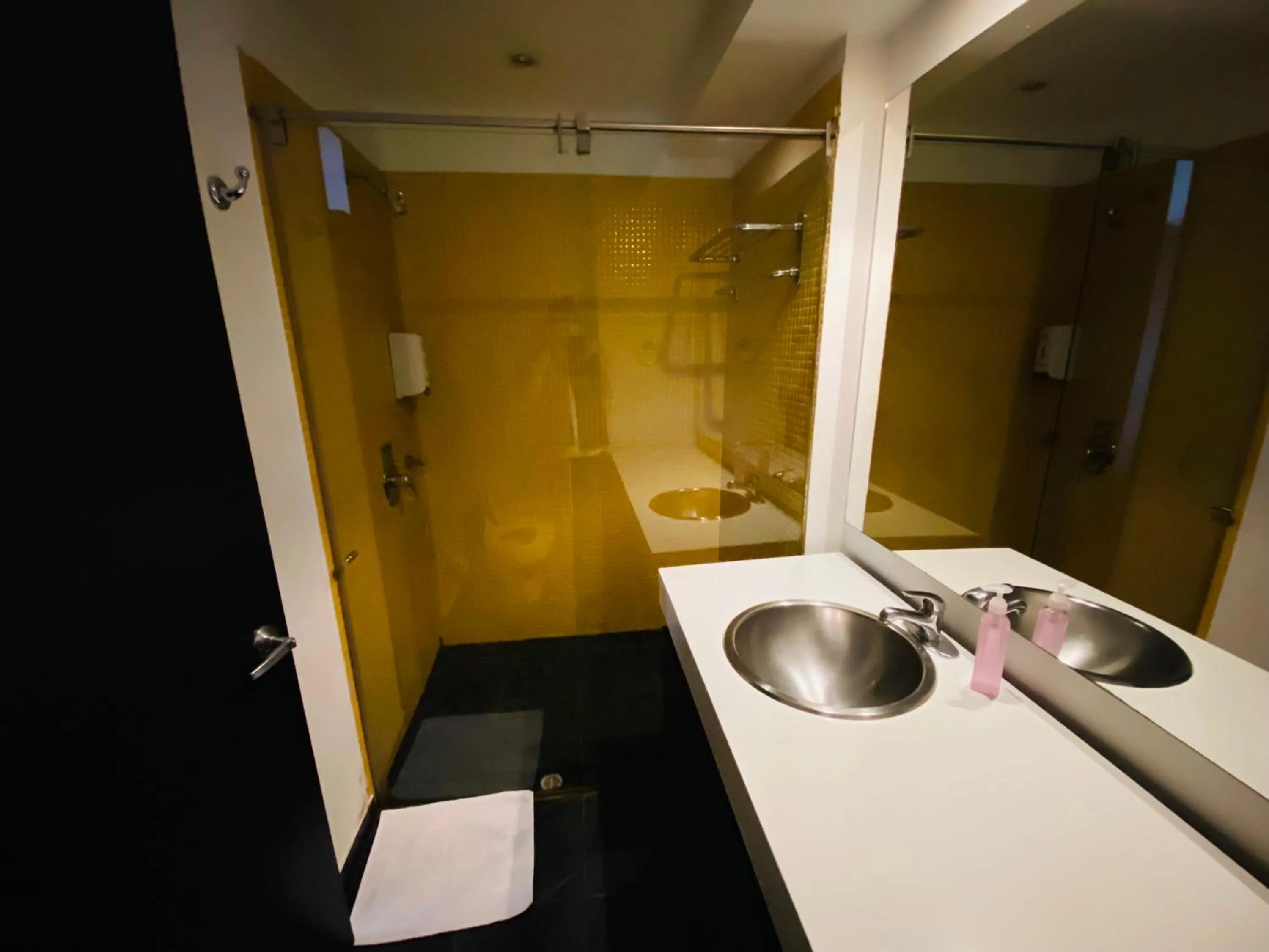 Bathroom in Aparta Suite Continental Bogotá