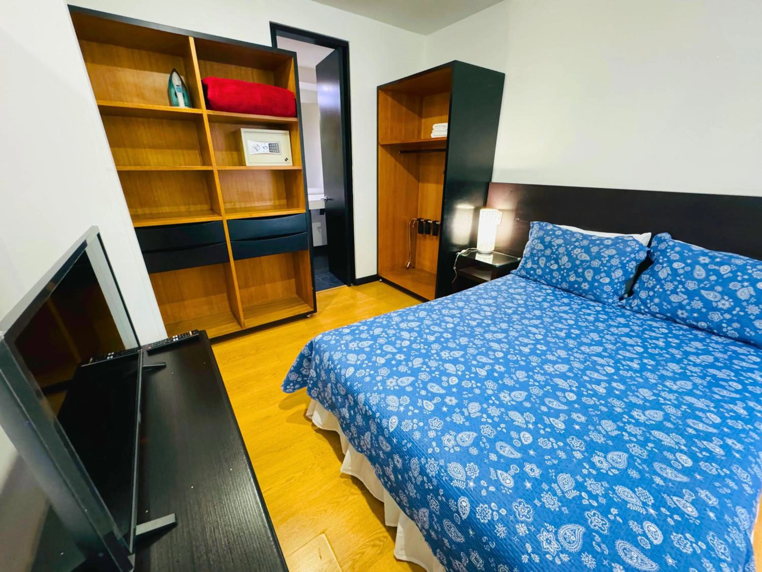 Communal lounge/ TV room, Bed in Aparta Suite Continental Bogotá