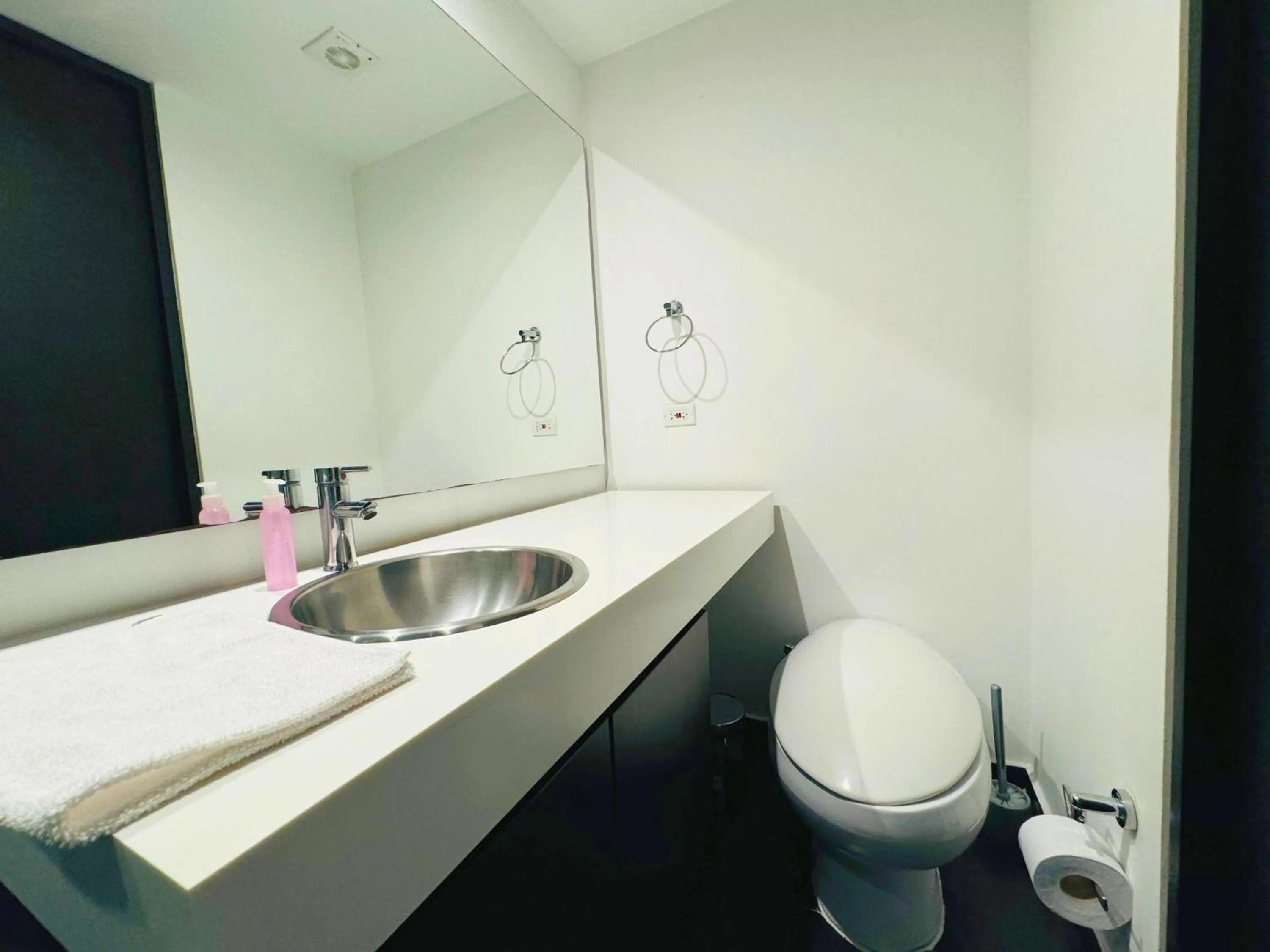 Toilet in Aparta Suite Continental Bogotá