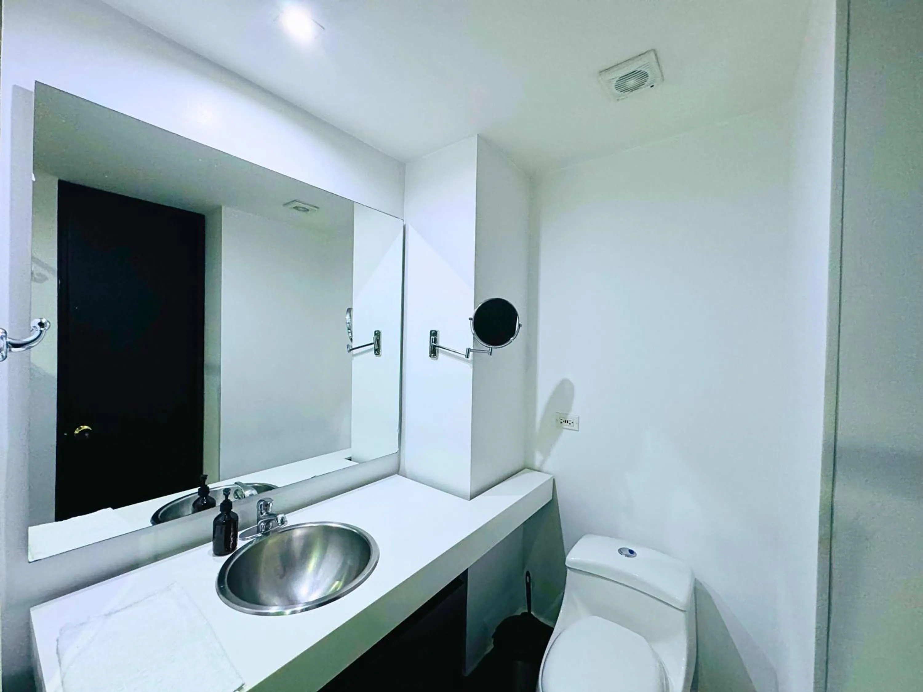 Toilet in Aparta Suite Continental Bogotá