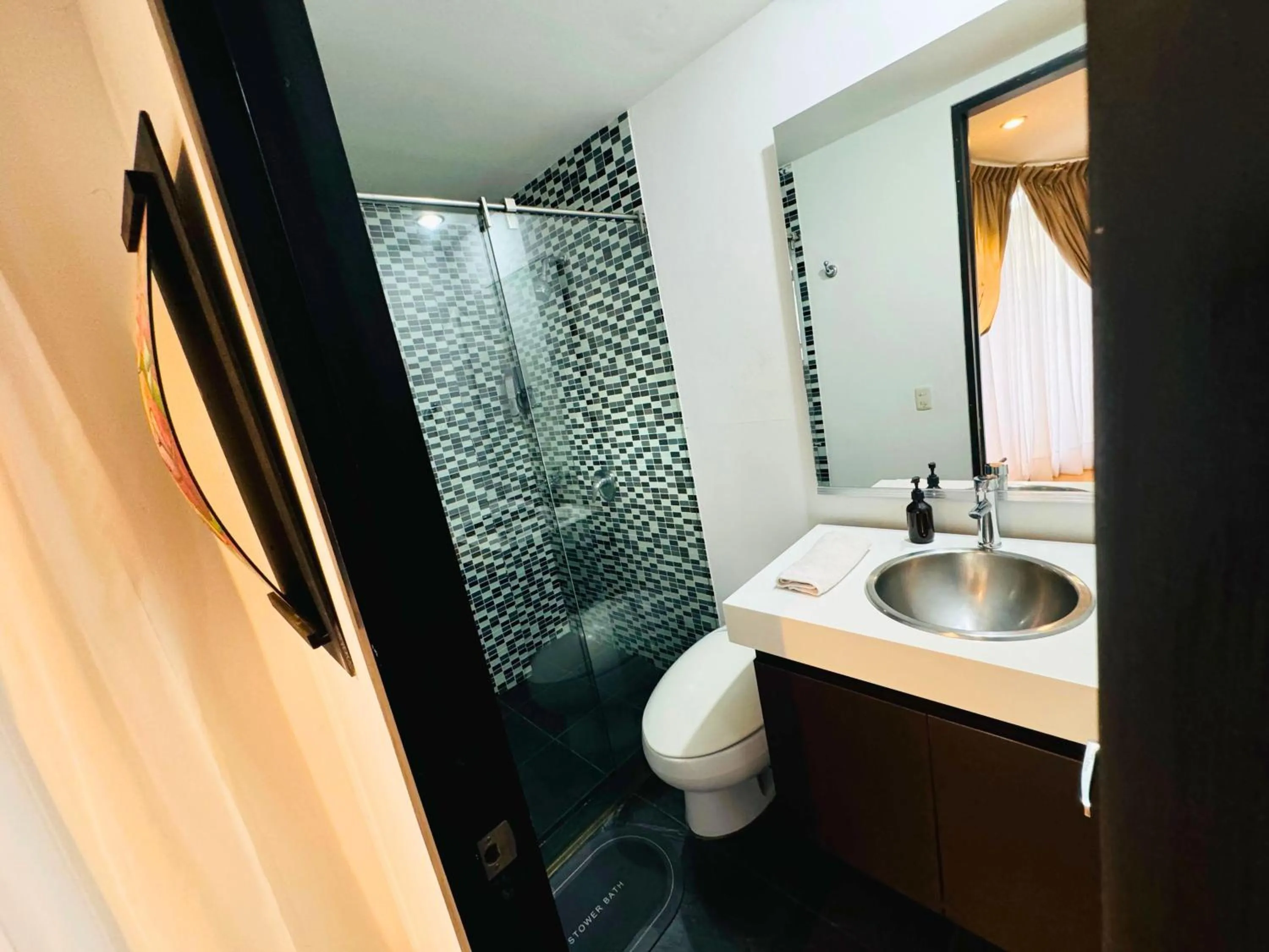 Shower in Aparta Suite Continental Bogotá