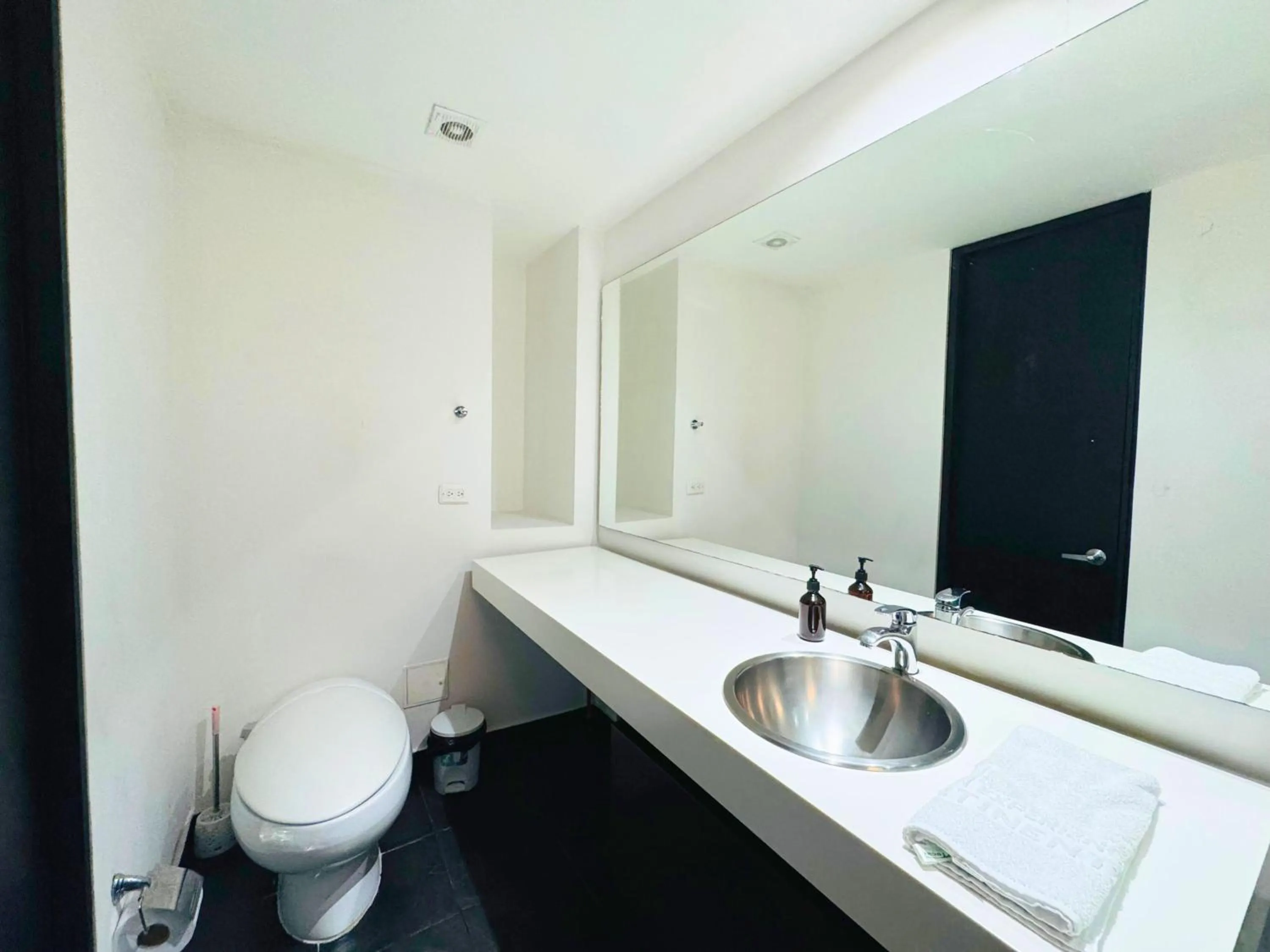 Toilet in Aparta Suite Continental Bogotá