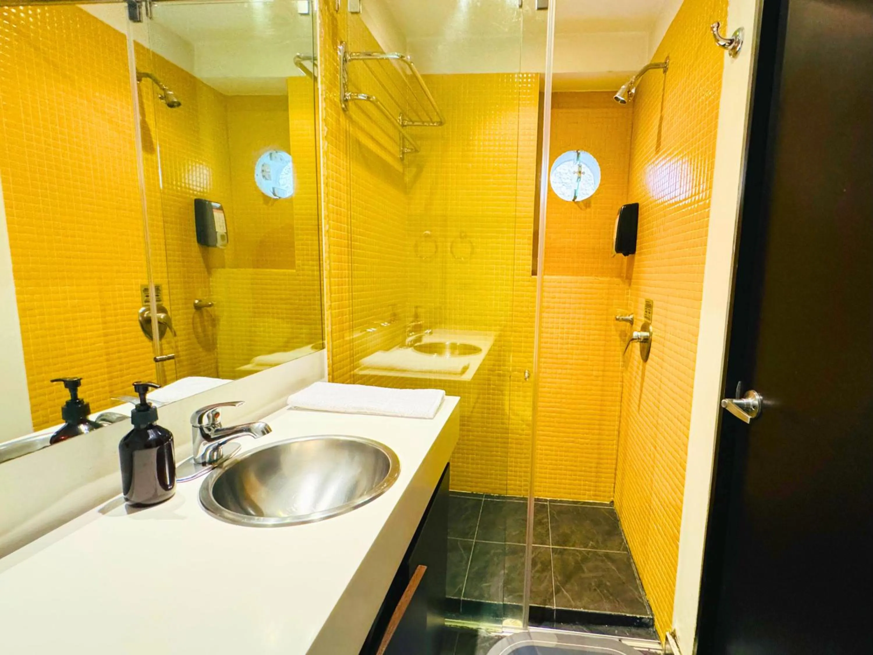 Shower in Aparta Suite Continental Bogotá