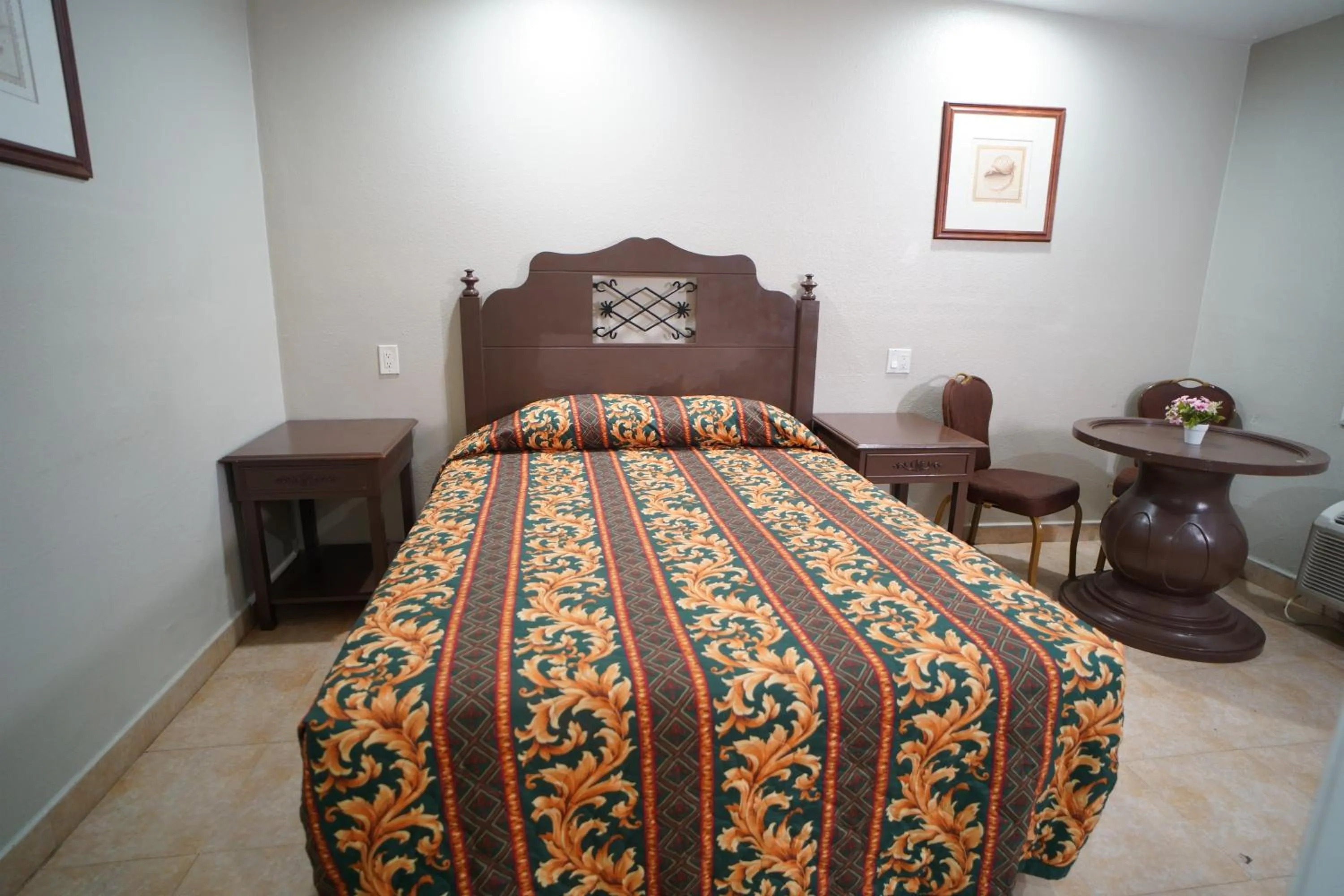 Bed in The Fly Inn Motel