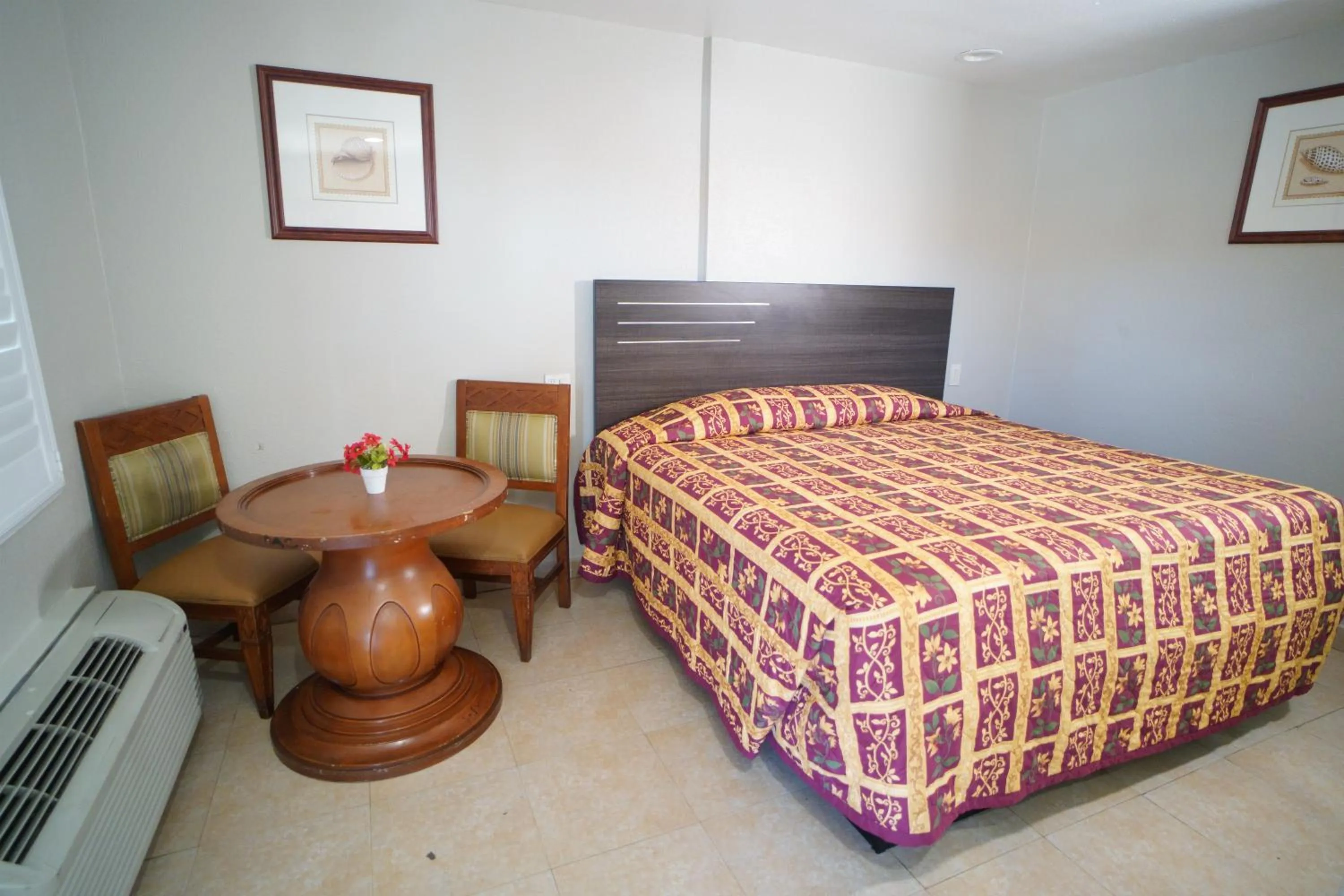 Bed in The Fly Inn Motel