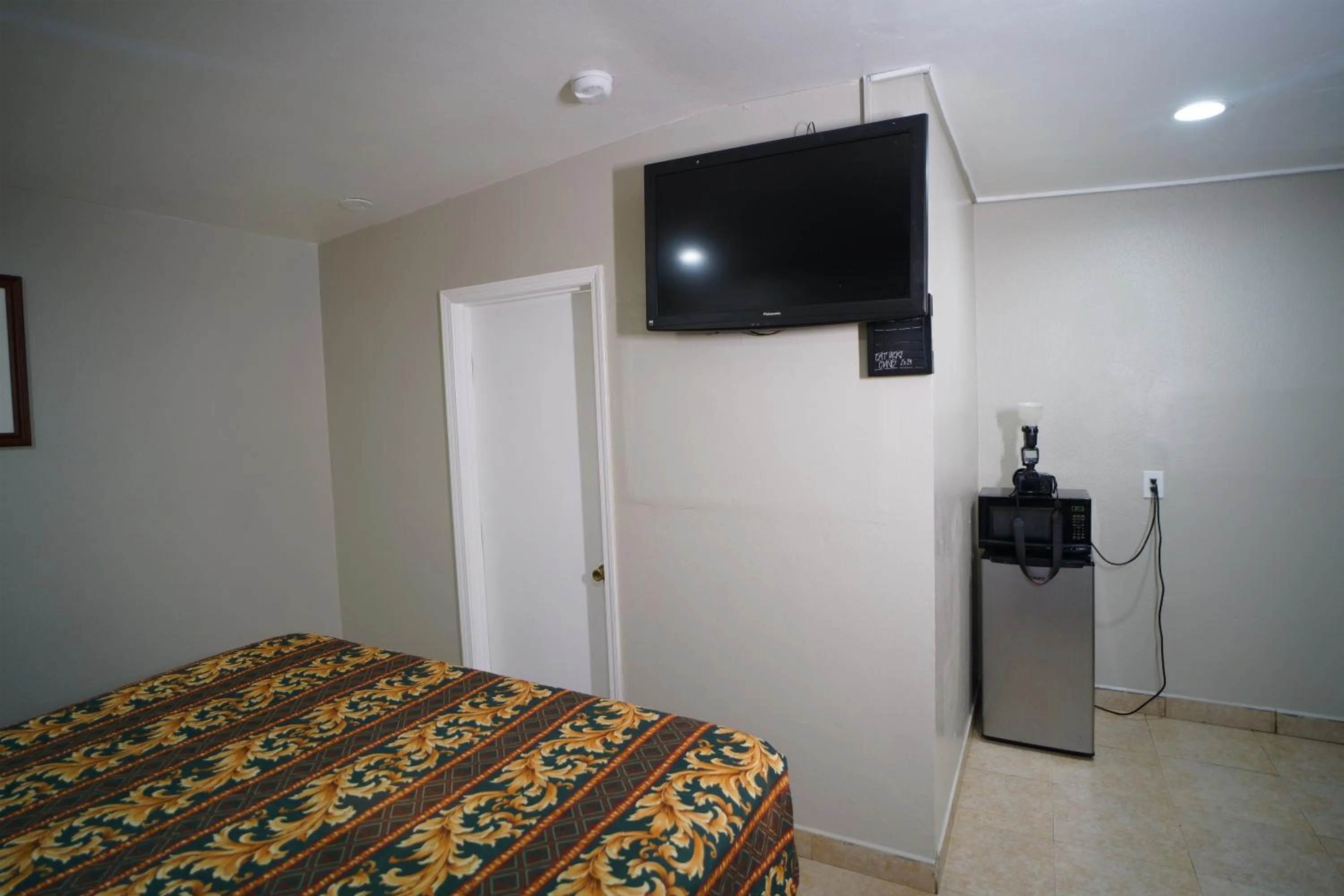 Bed in The Fly Inn Motel