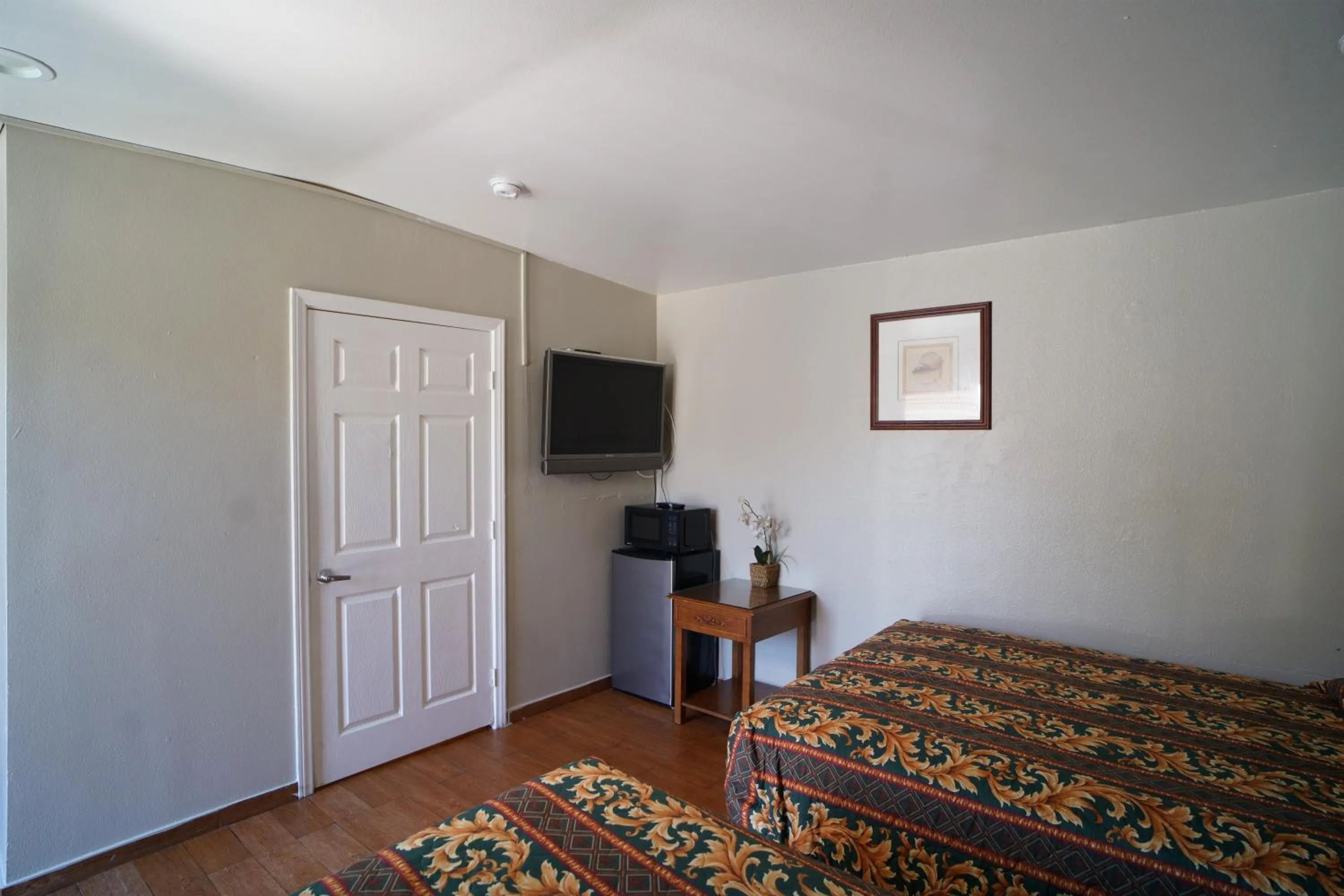 Bed in The Fly Inn Motel