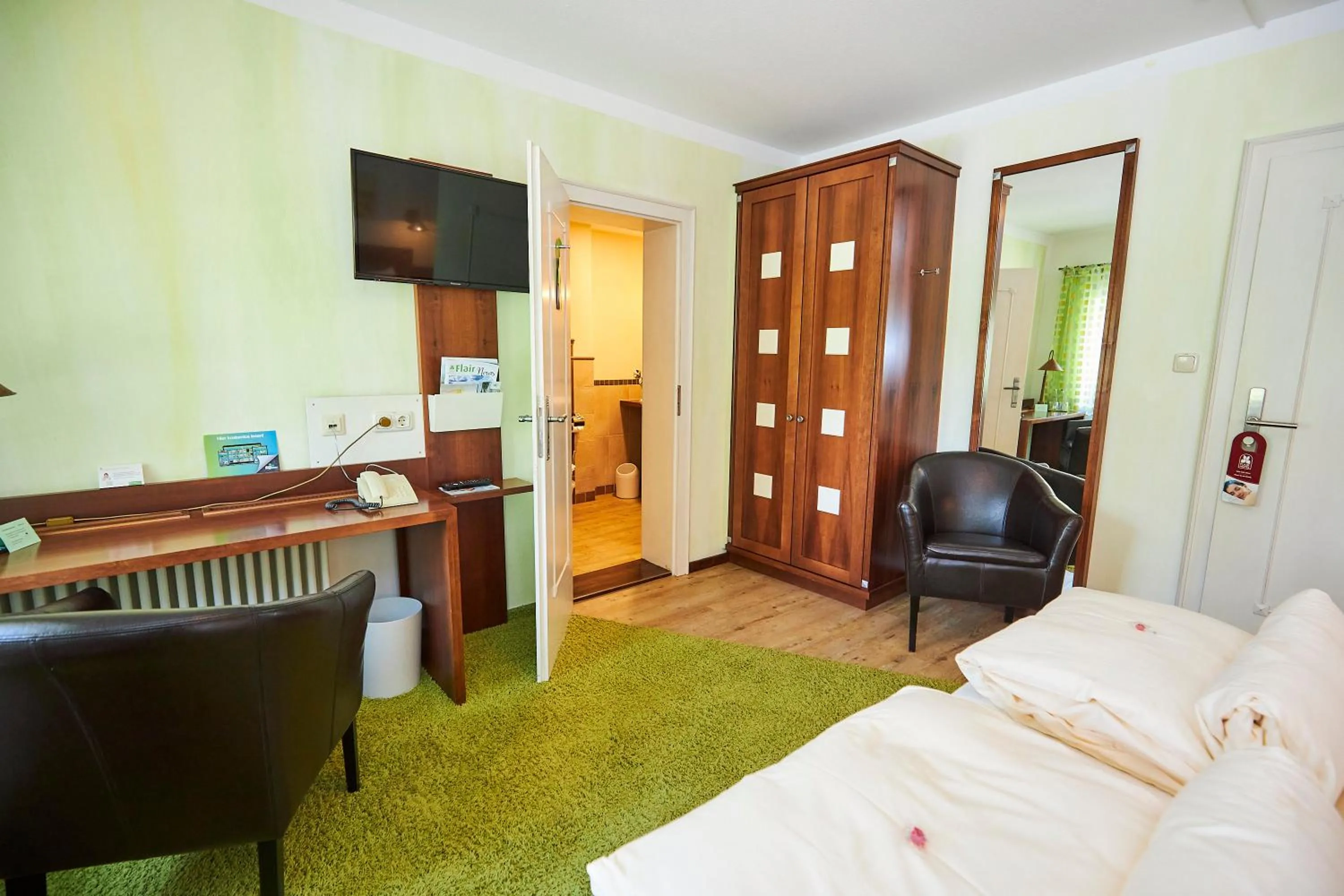 Photo of the whole room, Bed in Flair Hotel Zum Schwarzen Reiter