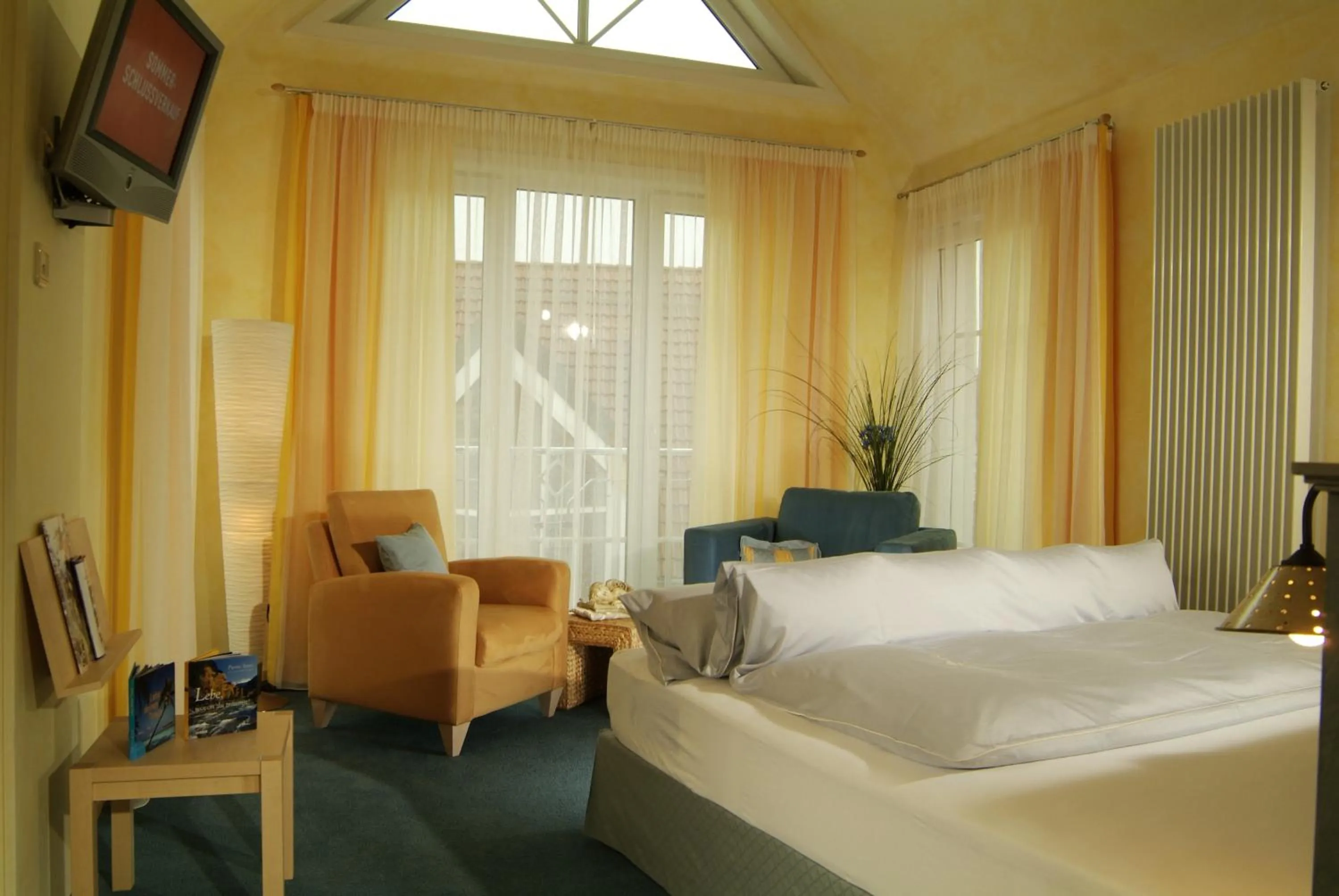 Photo of the whole room, Bed in Flair Hotel Zum Schwarzen Reiter