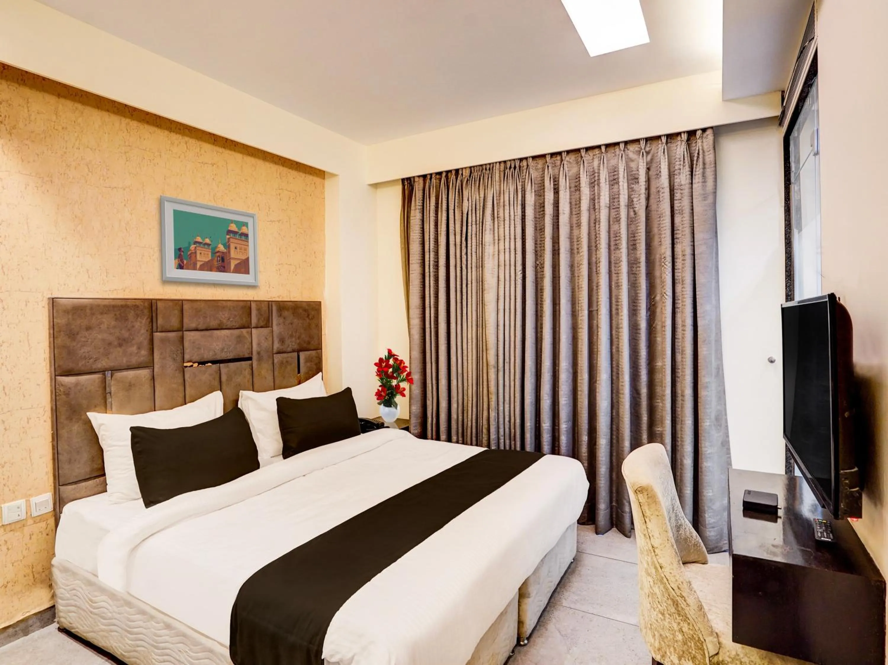 Bedroom, Bed in Townhouse Pitampura West Enclave