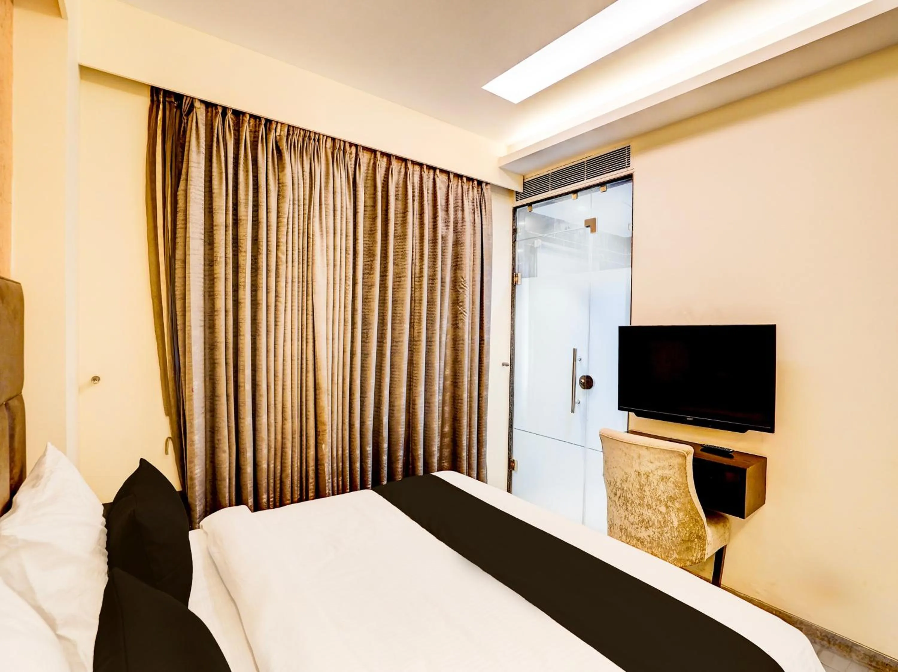 Bedroom, Bed in Townhouse Pitampura West Enclave