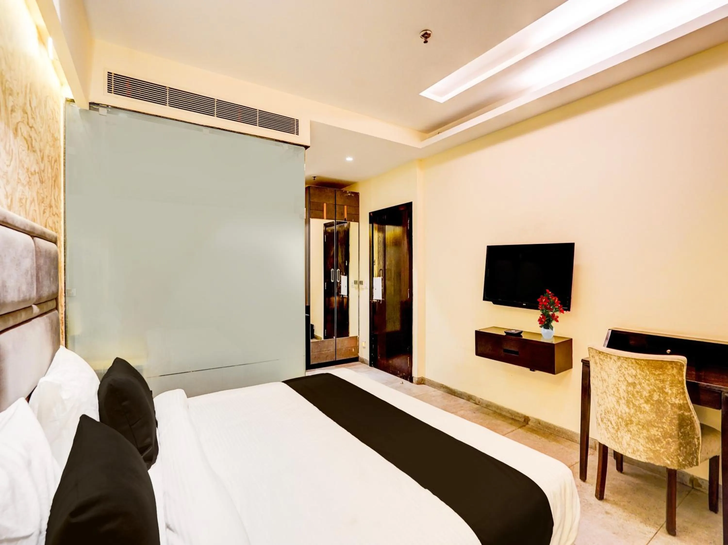 Bedroom, Bed in Townhouse Pitampura West Enclave