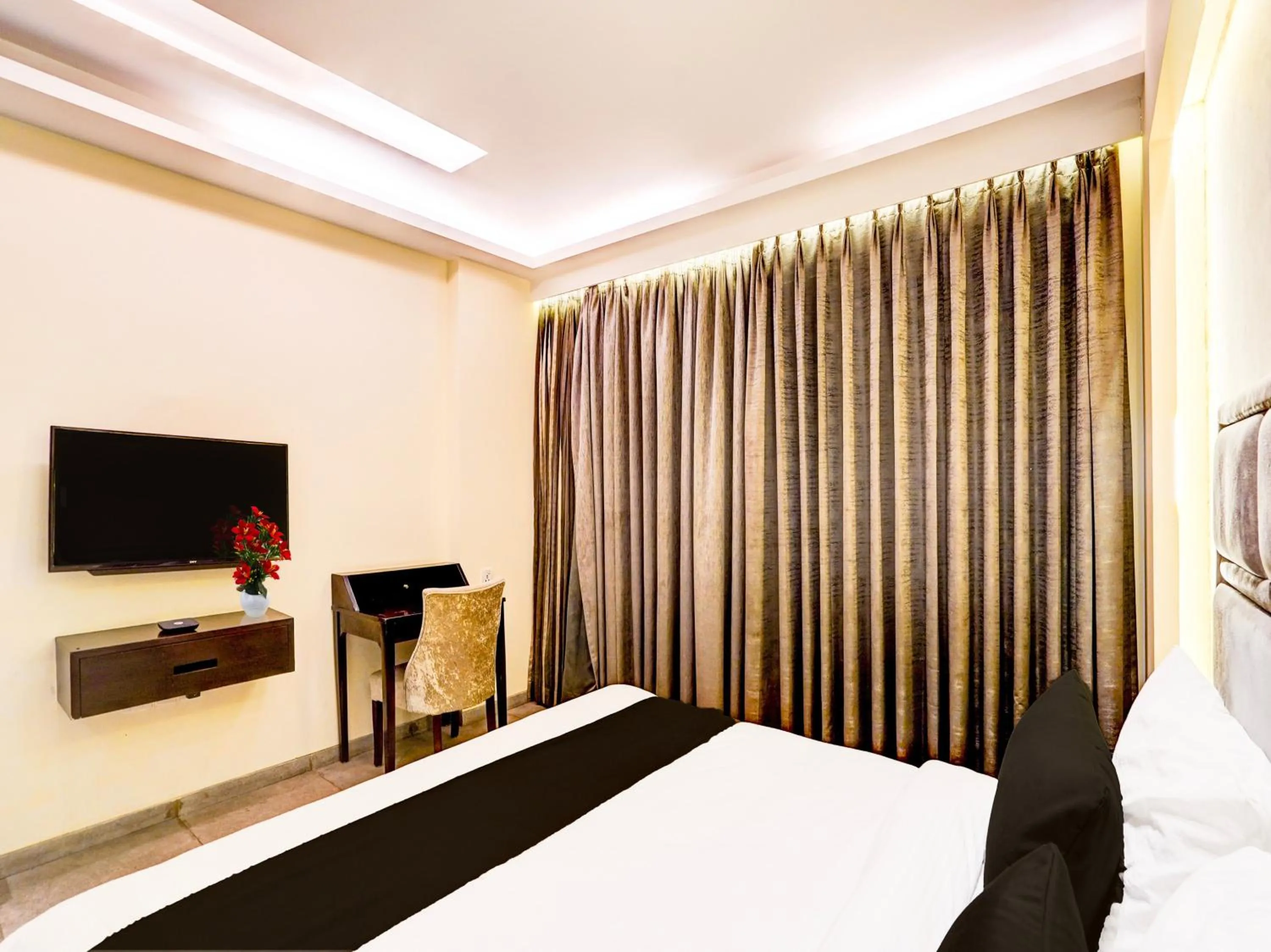 Bedroom, Bed in Townhouse Pitampura West Enclave