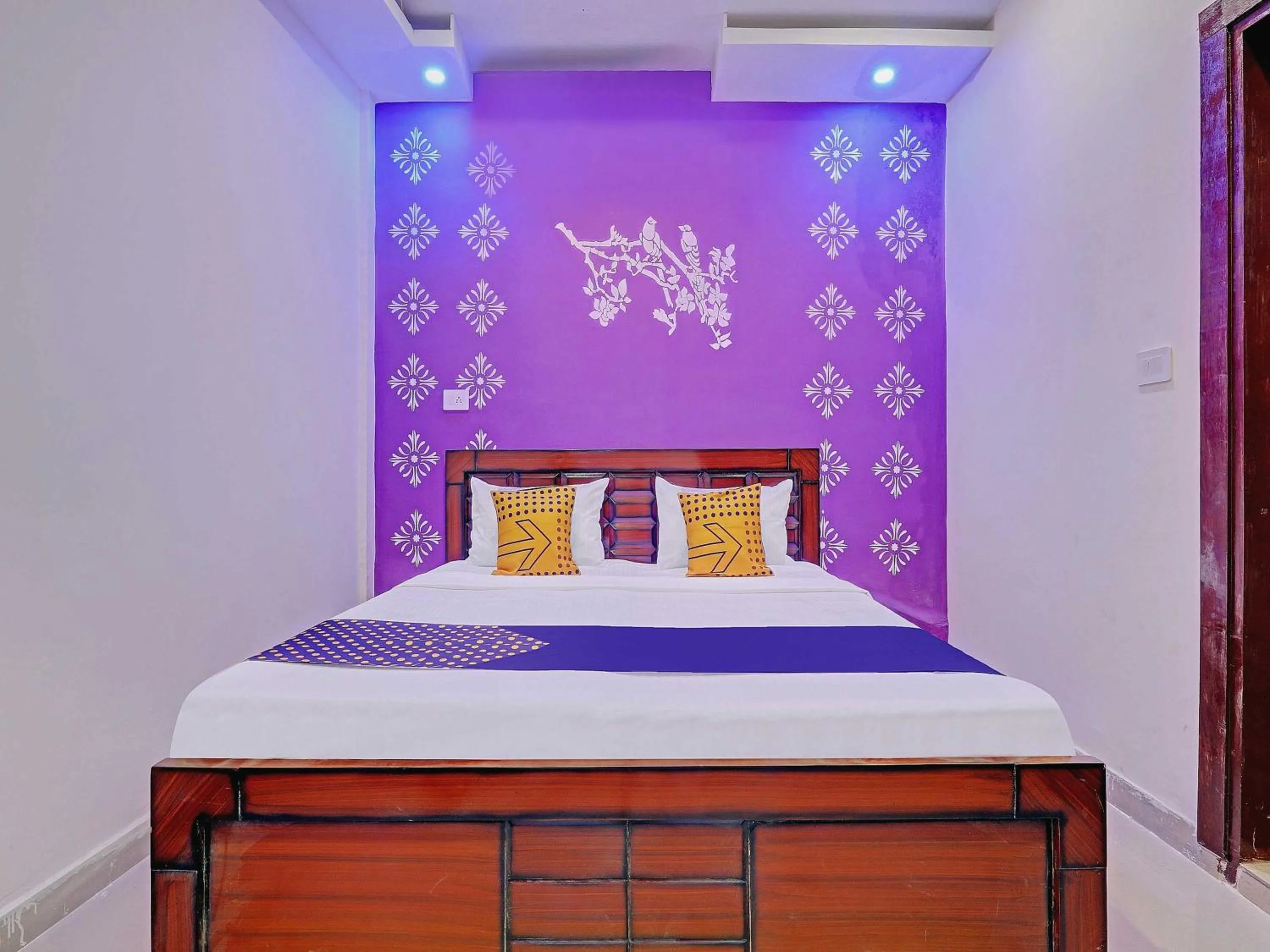 Bedroom, Bed in Hotel O Redison inn