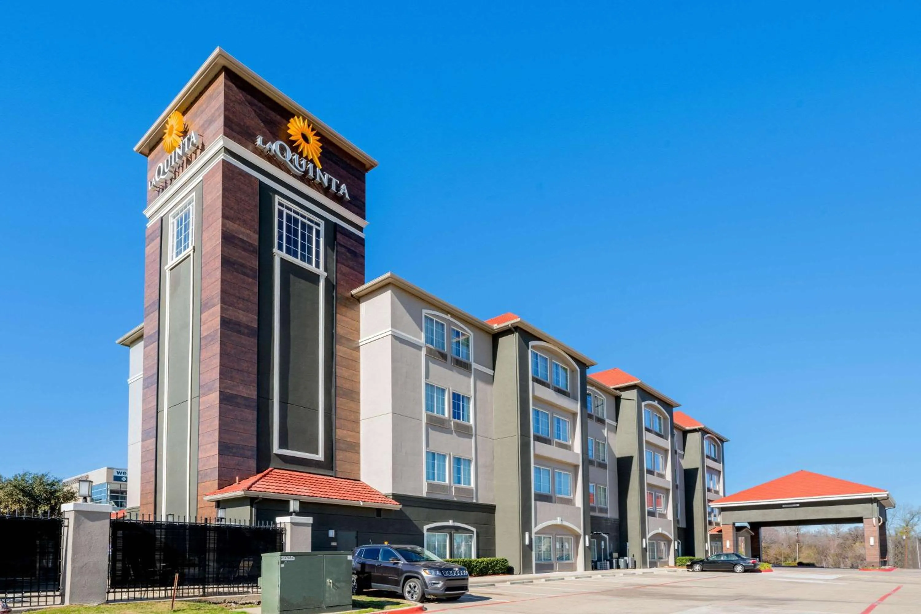 Property building in La Quinta Inn & Suites by Wyndham Fort Worth Arlington West