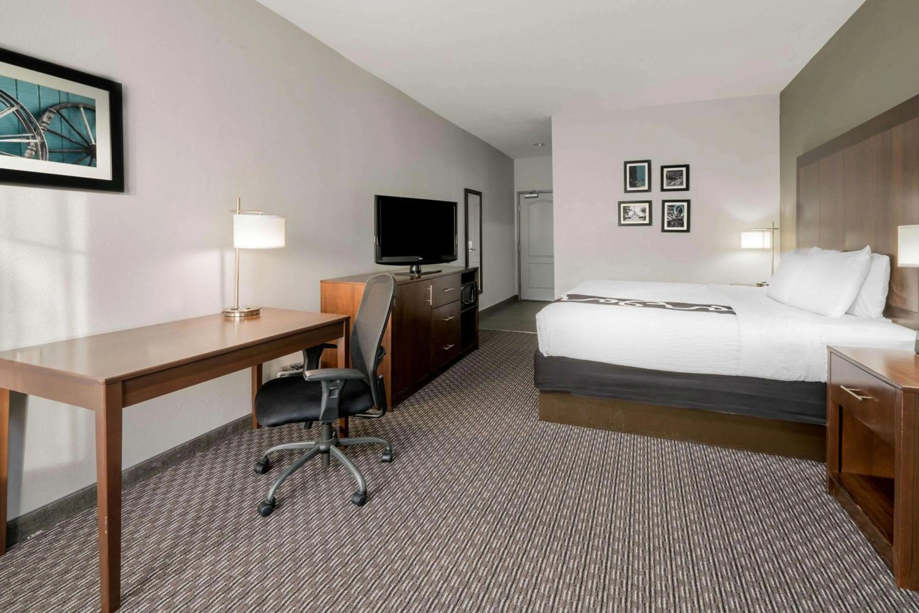 Photo of the whole room, Bed in La Quinta Inn & Suites by Wyndham Fort Worth Arlington West