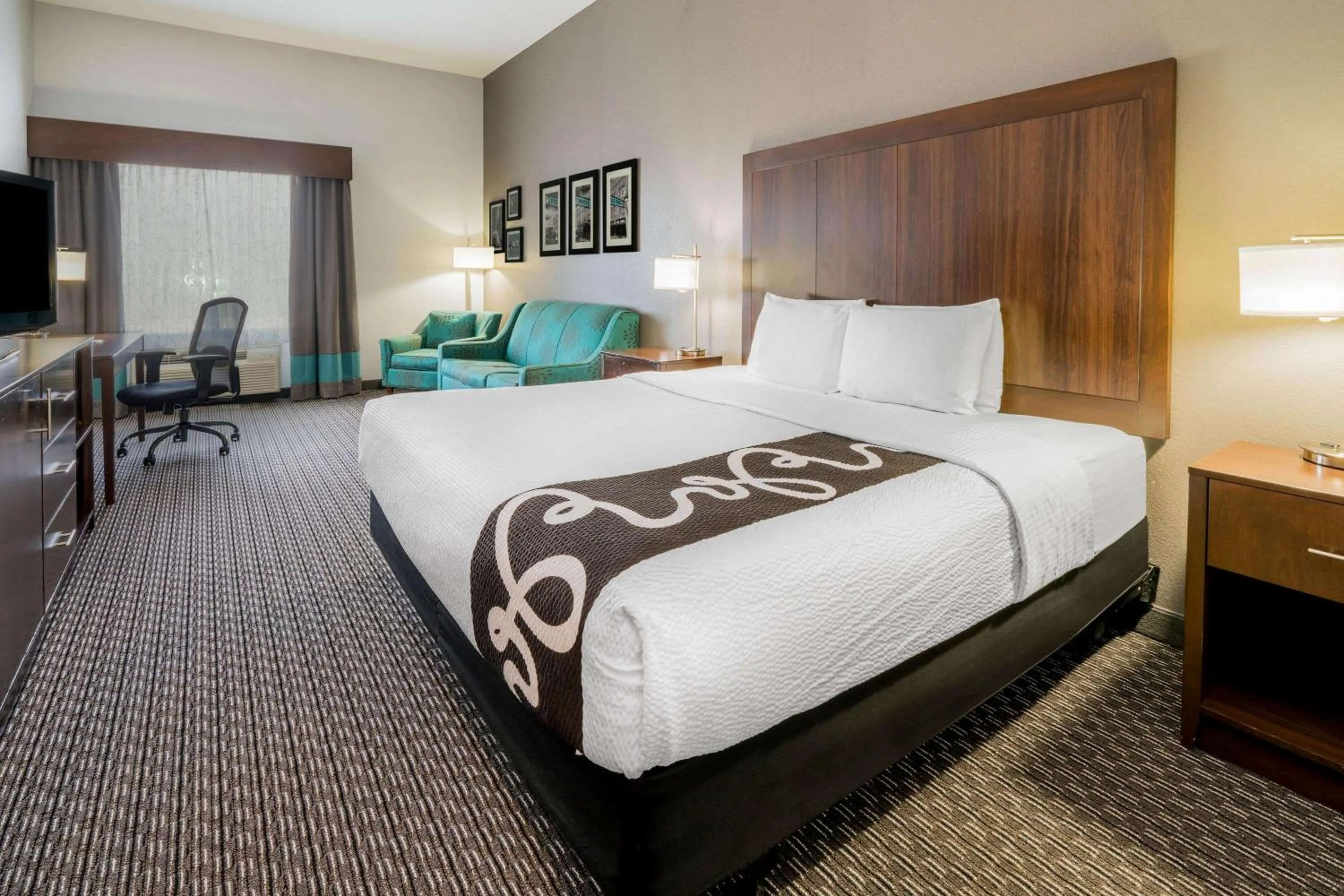 Photo of the whole room, Bed in La Quinta Inn & Suites by Wyndham Fort Worth Arlington West