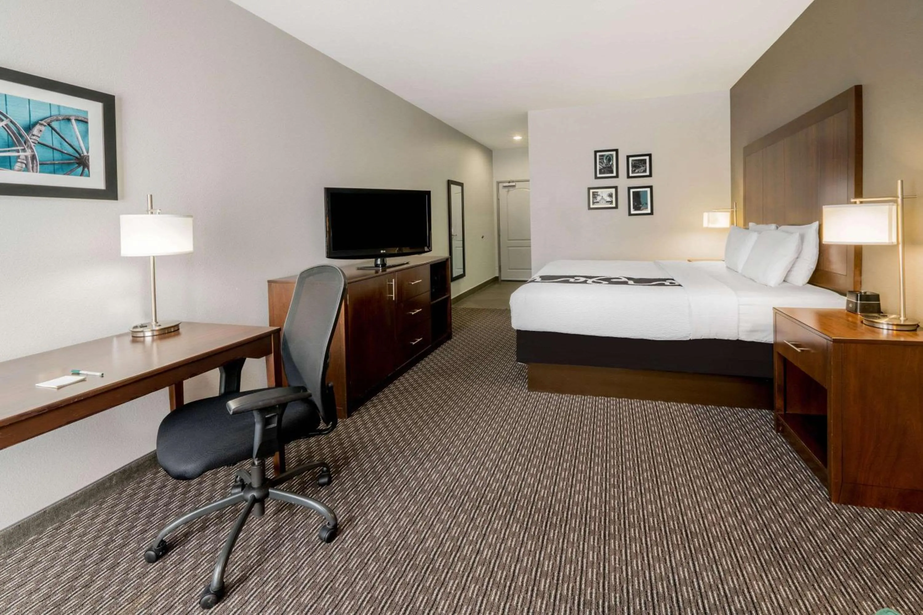 Bed in La Quinta Inn & Suites by Wyndham Fort Worth Arlington West